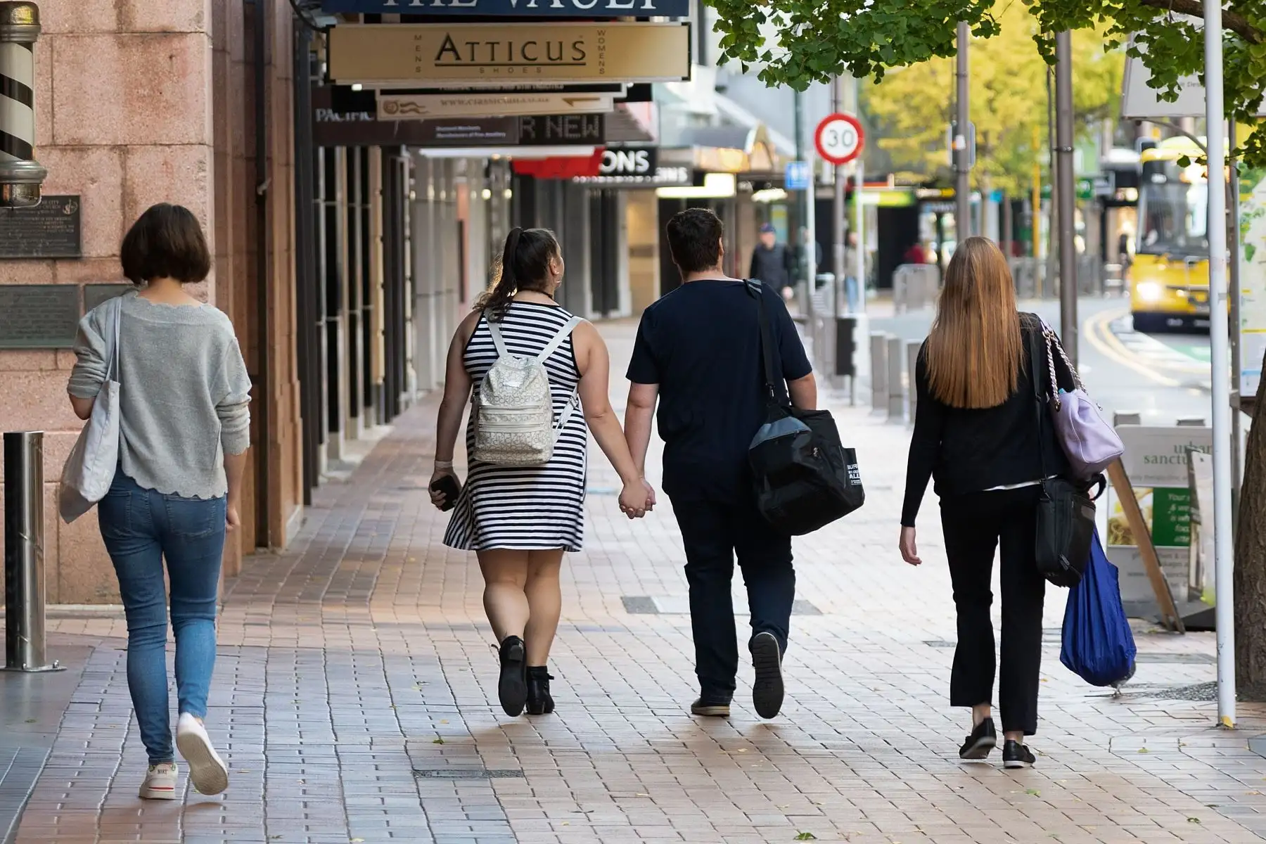 Todo vuelve a la normalidad en Nueva Zelanda. Con casos de contagio de un solo dígito durante siete días el gobierno anunció que el virus ha sido "actualmente eliminado" en el país insular. Foto: AFP