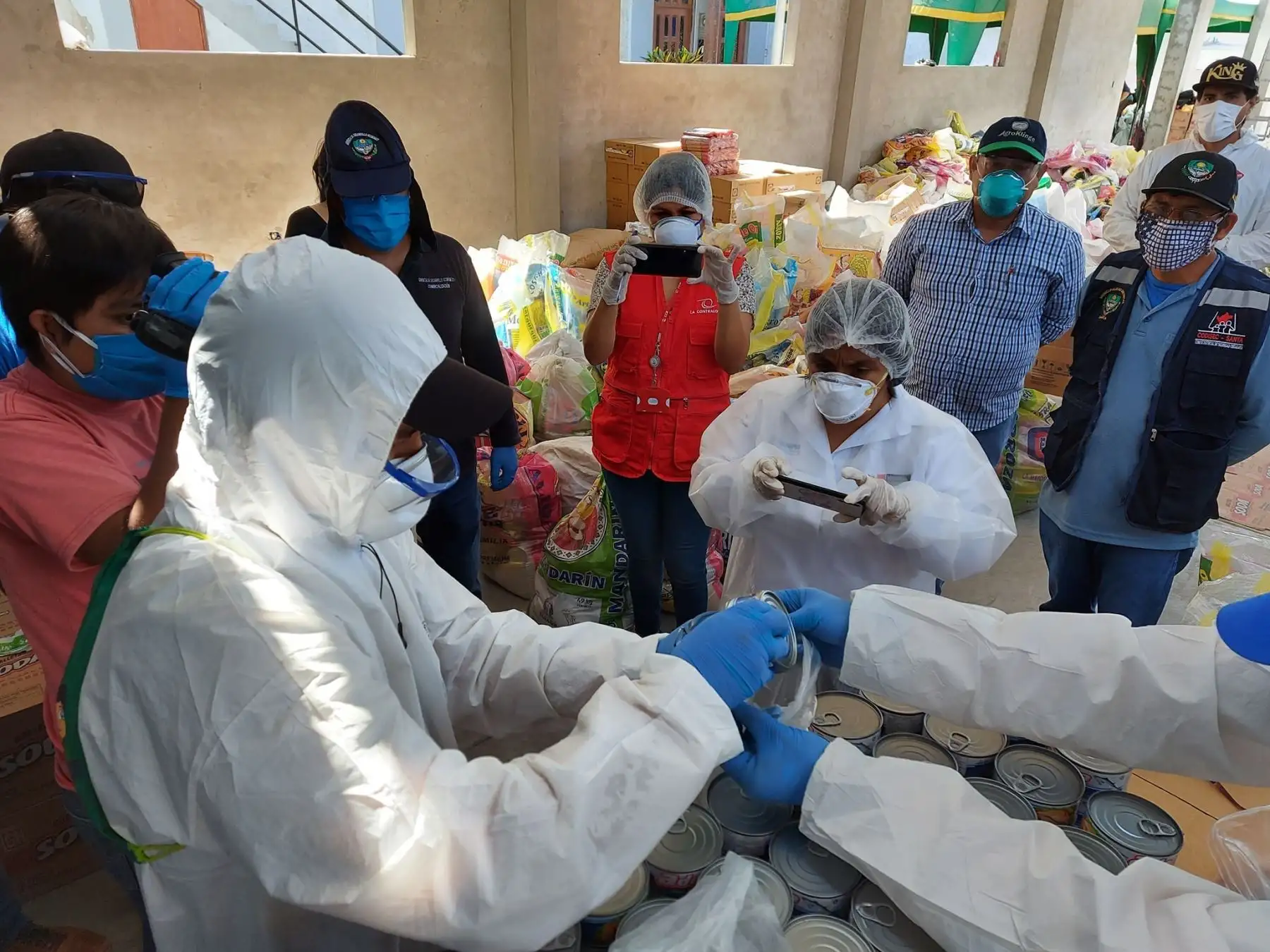 Inspectores de Sanipes inmovilizaron conservas de pescado en presunto mal estado que se entregaban en canastas de víveres en el distrito de Santa, región Áncash.