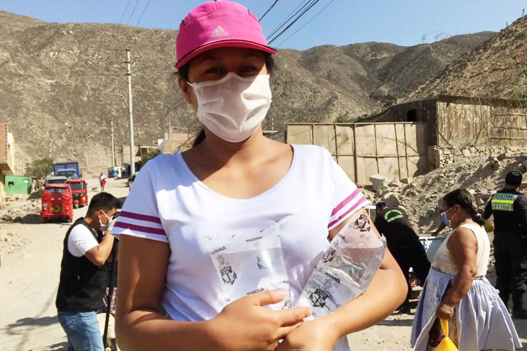 Municipalidad de Pachacamac con el apoyo de Sedapal y la Marina de Guerra del Perú entrega víveres y agua desalinizada a familias vulnerables ante la amenaza del COVID-19.
Foto: Municipalidad de Pachacamac