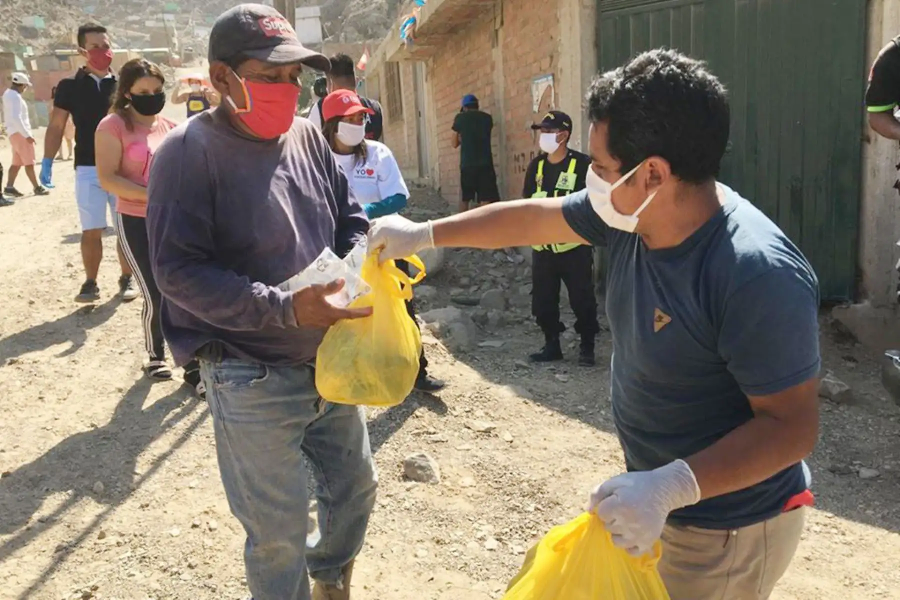 Municipalidad de Pachacamac con el apoyo de Sedapal y la Marina de Guerra del Perú entrega víveres y agua desalinizada a familias vulnerables ante la amenaza del COVID-19.
Foto: Municipalidad de Pachacamac