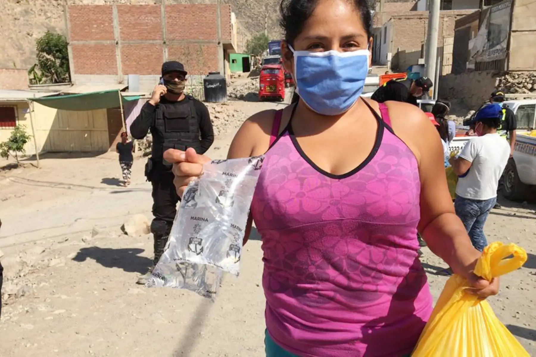 Municipalidad de Pachacamac con el apoyo de Sedapal y la Marina de Guerra del Perú entrega víveres y agua desalinizada a familias vulnerables ante la amenaza del COVID-19.
Foto: Municipalidad de Pachacamac