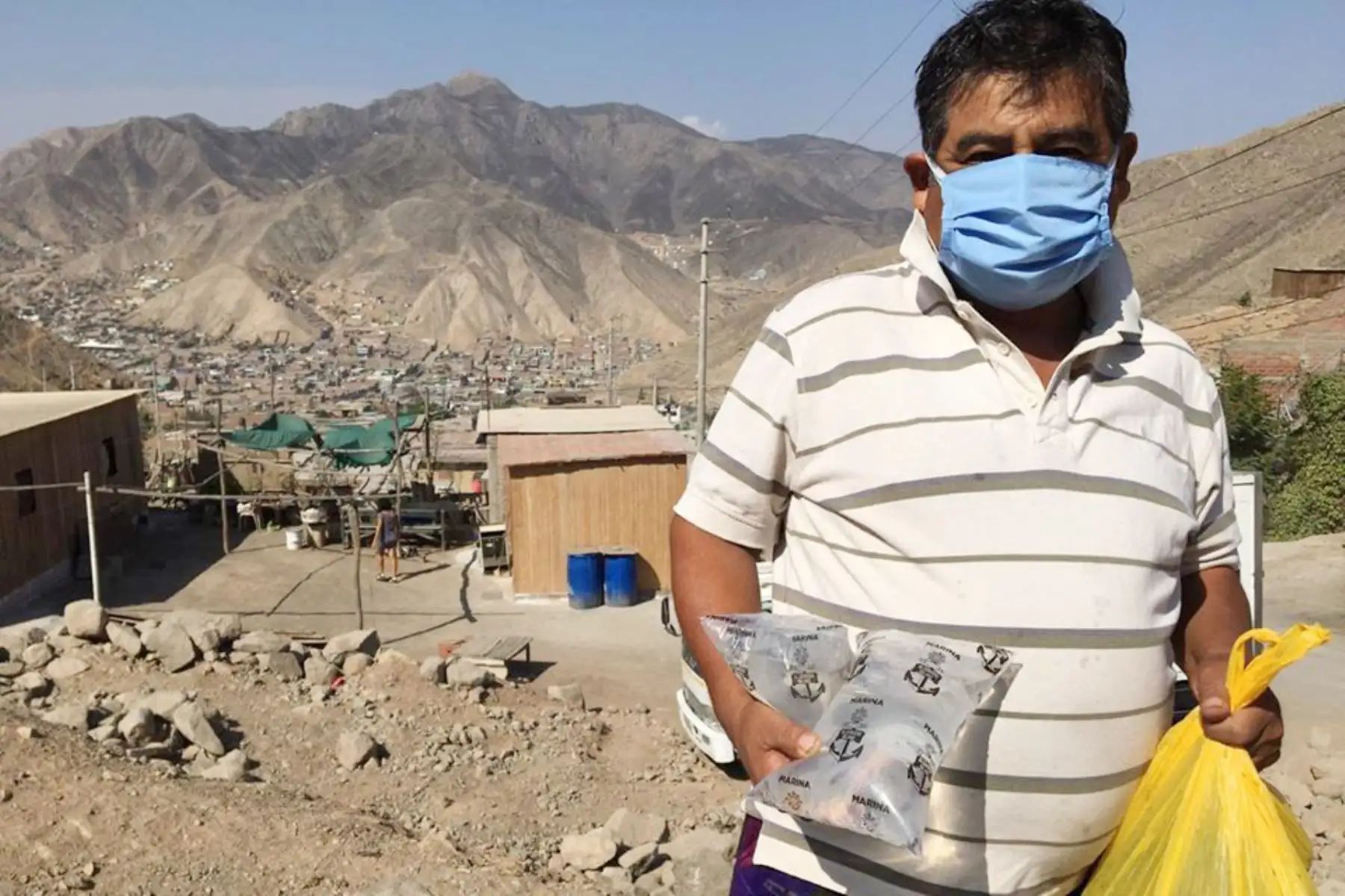Municipalidad de Pachacamac con el apoyo de Sedapal y la Marina de Guerra del Perú entrega víveres y agua desalinizada a familias vulnerables ante la amenaza del COVID-19.
Foto: Municipalidad de Pachacamac