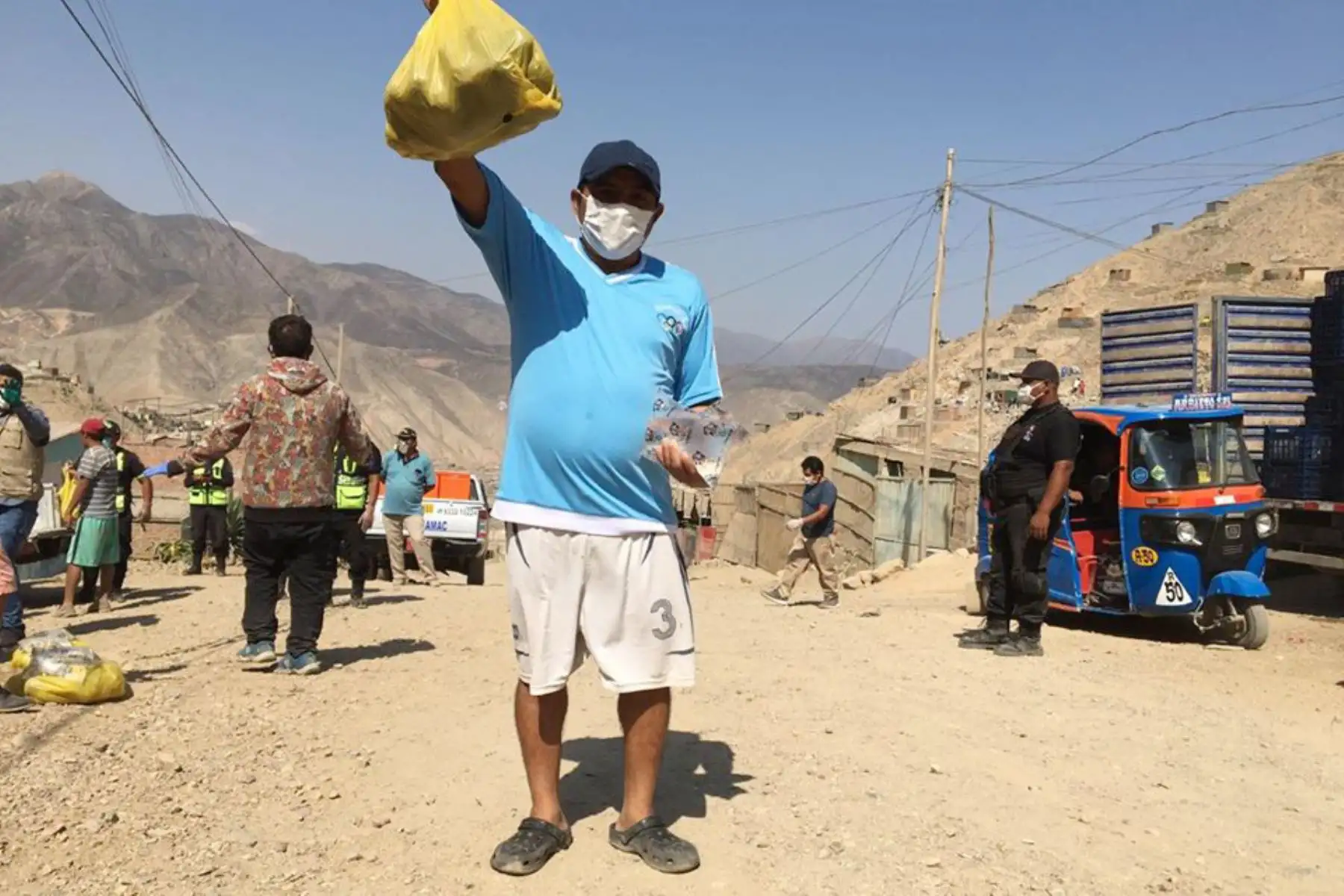Municipalidad de Pachacamac con el apoyo de Sedapal y la Marina de Guerra del Perú entrega víveres y agua desalinizada a familias vulnerables ante la amenaza del COVID-19.
Foto: Municipalidad de Pachacamac