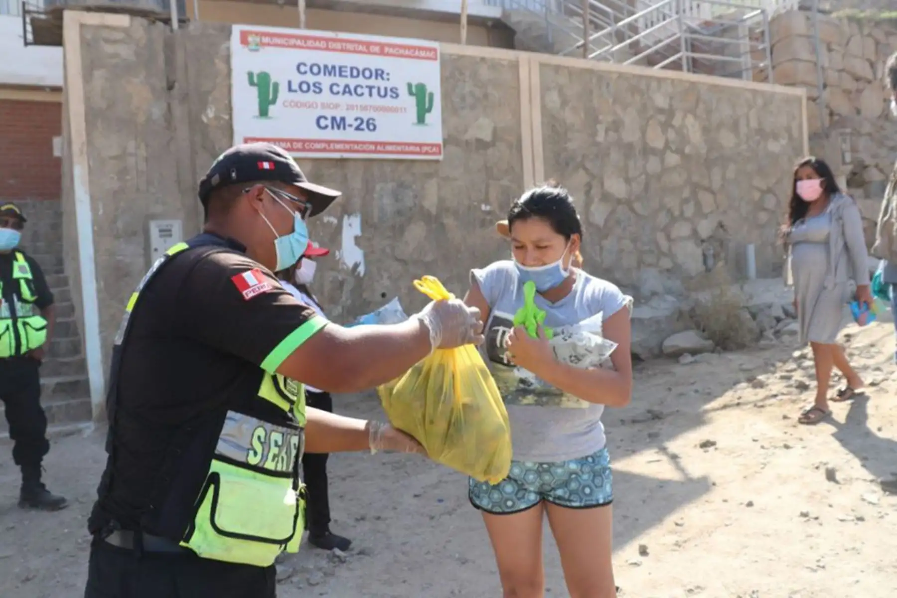 Municipalidad de Pachacamac con el apoyo de Sedapal y la Marina de Guerra del Perú entrega víveres y agua desalinizada a familias vulnerables ante la amenaza del COVID-19.
Foto: Municipalidad de Pachacamac