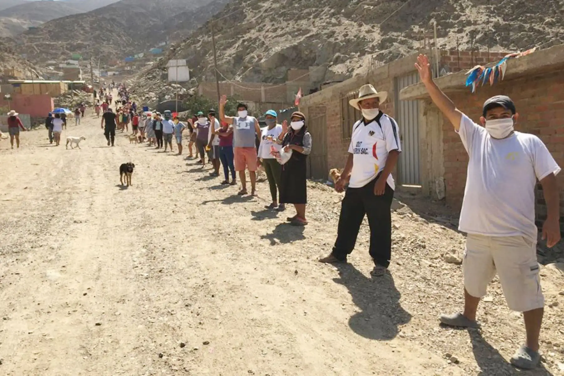 Municipalidad de Pachacamac con el apoyo de Sedapal y la Marina de Guerra del Perú entrega víveres y agua desalinizada a familias vulnerables ante la amenaza del COVID-19.
Foto: Municipalidad de Pachacamac