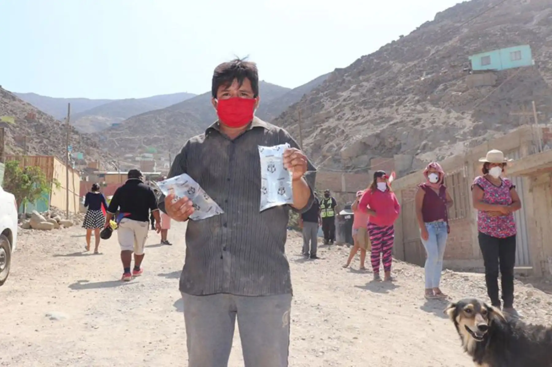 Municipalidad de Pachacamac con el apoyo de Sedapal y la Marina de Guerra del Perú entrega víveres y agua desalinizada a familias vulnerables ante la amenaza del COVID-19.
Foto: Municipalidad de Pachacamac
