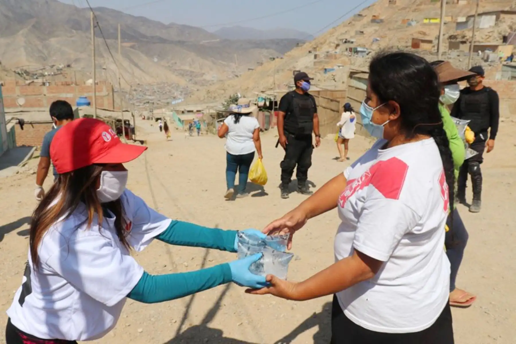 Municipalidad de Pachacamac con el apoyo de Sedapal y la Marina de Guerra del Perú entrega víveres y agua desalinizada a familias vulnerables ante la amenaza del COVID-19.
Foto: Municipalidad de Pachacamac