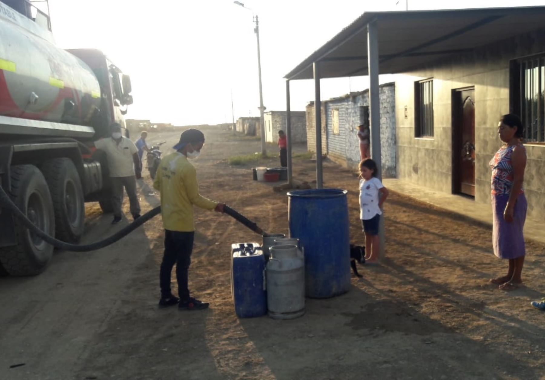 Distribuyen agua potable a las familias vulnerables que viven en zonas rurales de la provincia de Ascope, región La Libertad.