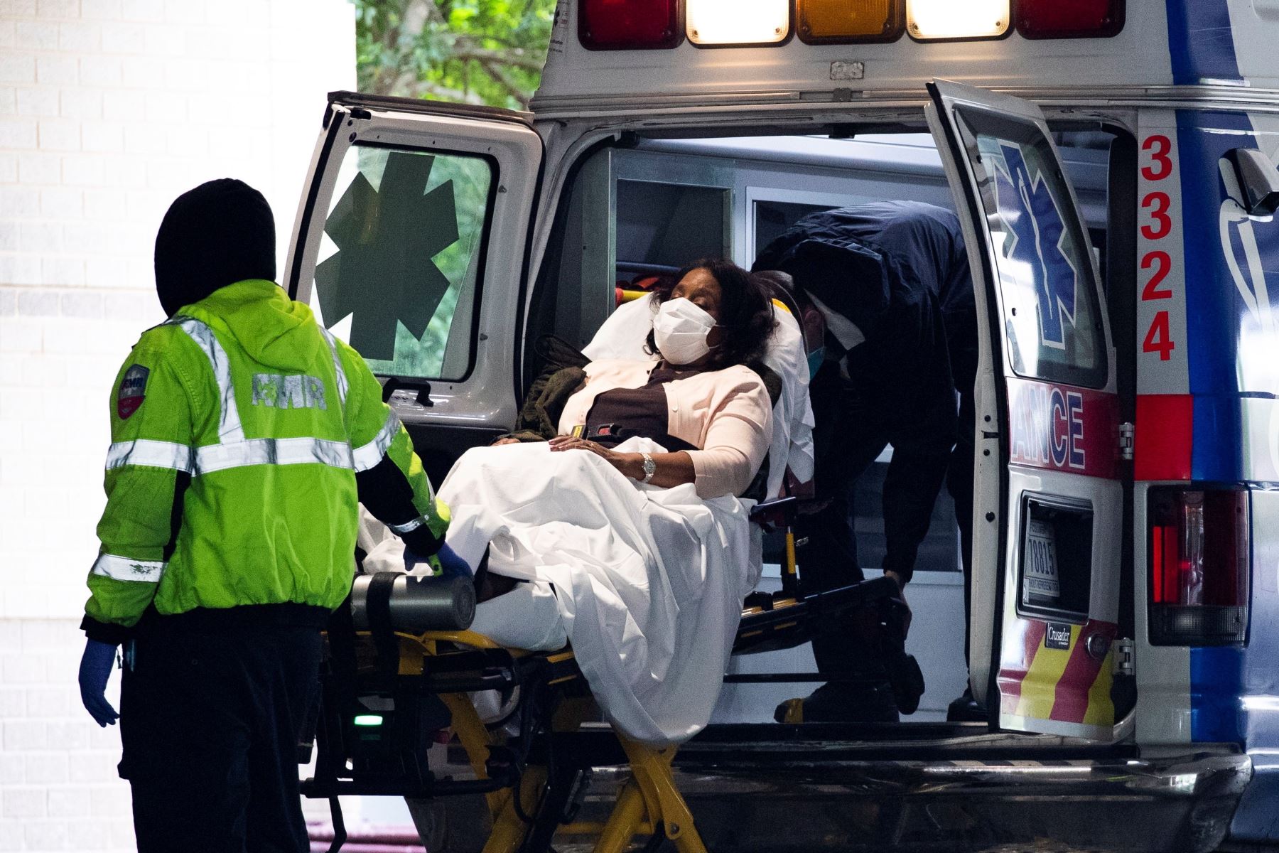 Los técnicos médicos de emergencia transportan a un paciente desde una ambulancia al llegar a la bahía de emergencia en el Hospital de la Universidad George Washington en Washington, DC. Foto: EFE