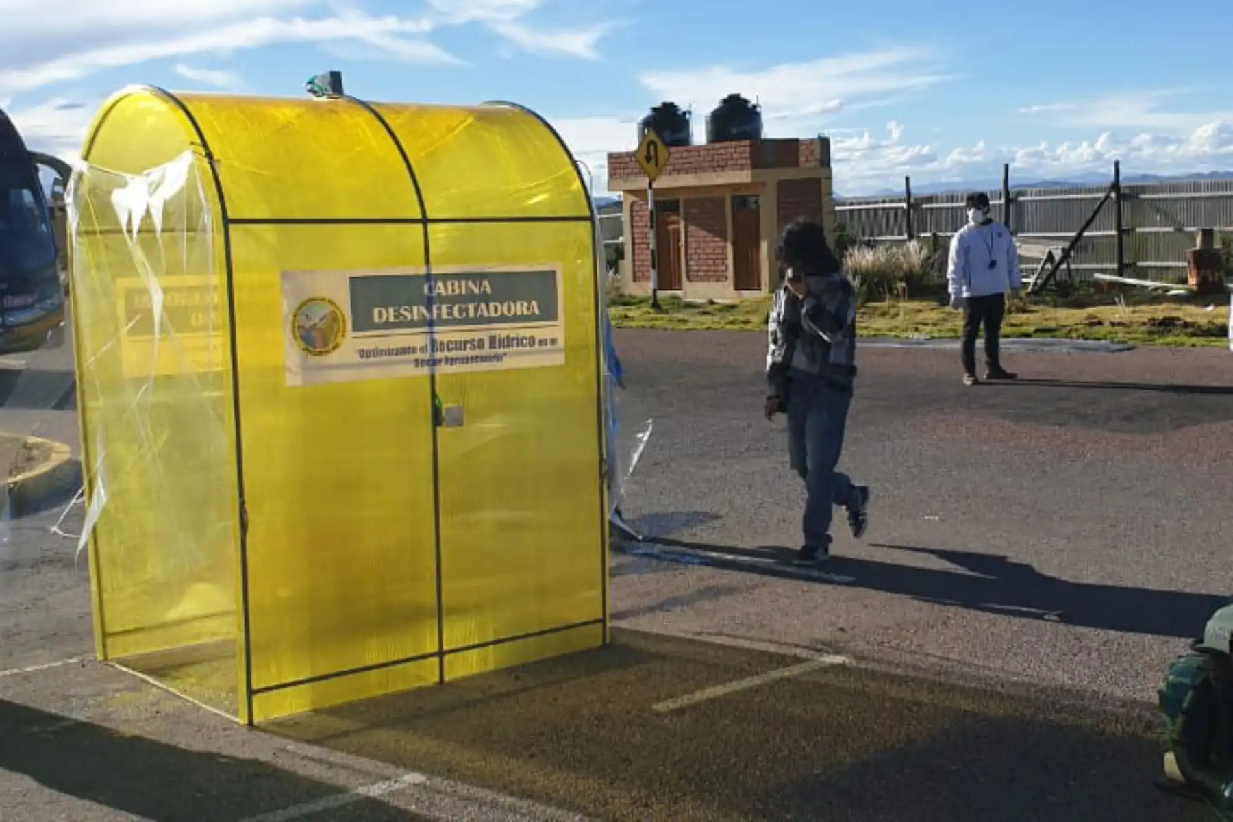 Alrededor de 244 connacionales llegaron a Puno desde Lima en el marco de los Traslados Humanitarios. Se realizaron acciones de control sanitario a pasajeros para luego realizar el aislamiento social obligatorio en lugares establecidos por el GORE.

Foto: INDECI