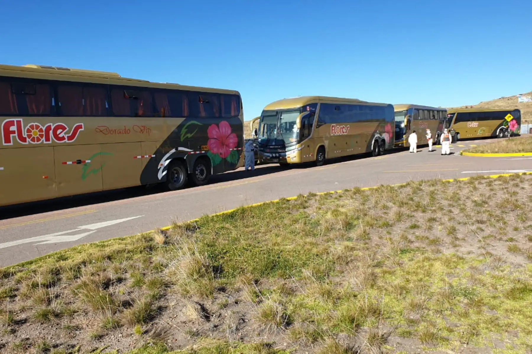 Alrededor de 244 connacionales llegaron a Puno desde Lima en el marco de los Traslados Humanitarios. Se realizaron acciones de control sanitario a pasajeros para luego realizar el aislamiento social obligatorio en lugares establecidos por el GORE.

Foto: INDECI