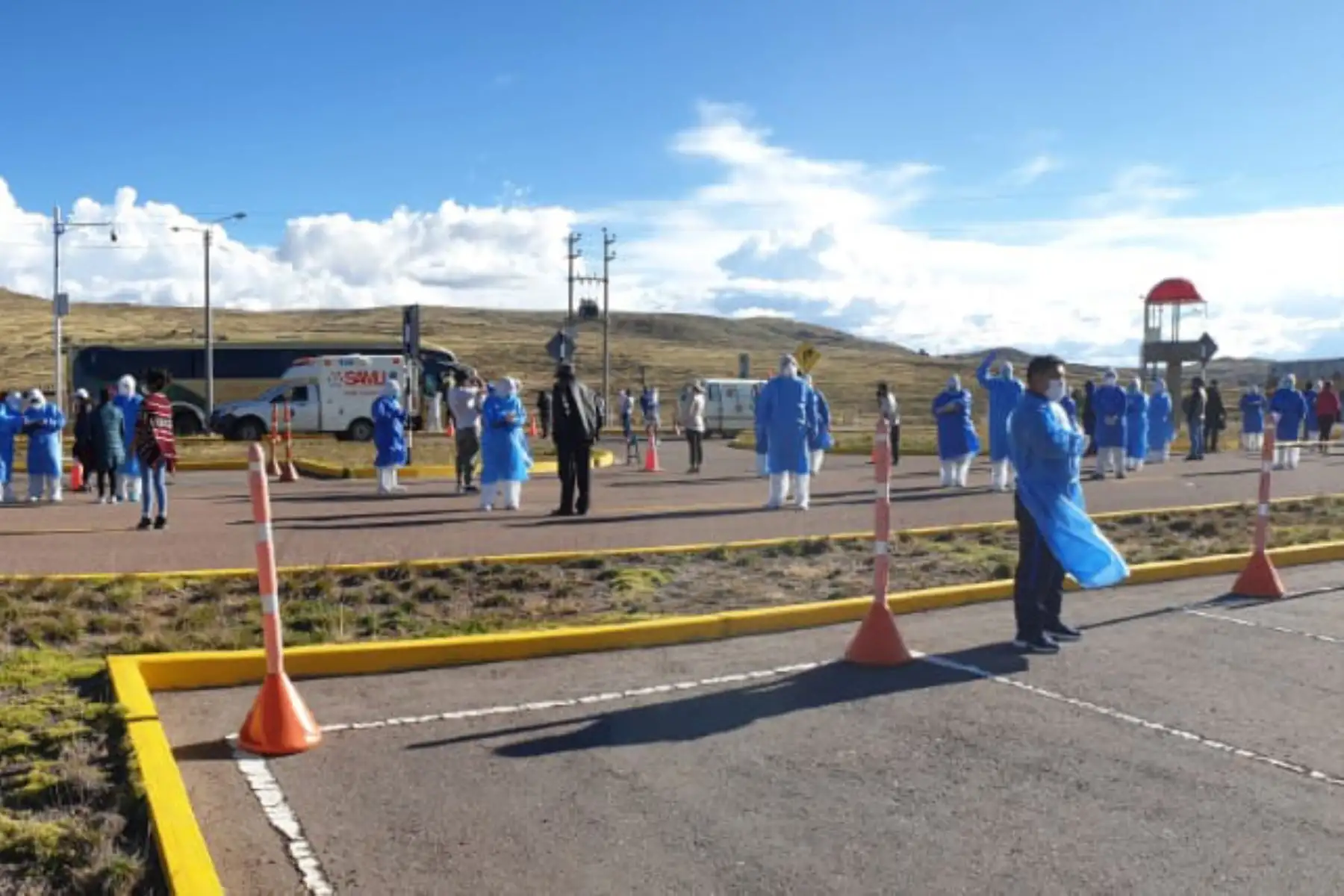 Alrededor de 244 connacionales llegaron a Puno desde Lima en el marco de los Traslados Humanitarios. Se realizaron acciones de control sanitario a pasajeros para luego realizar el aislamiento social obligatorio en lugares establecidos por el GORE.

Foto: INDECI