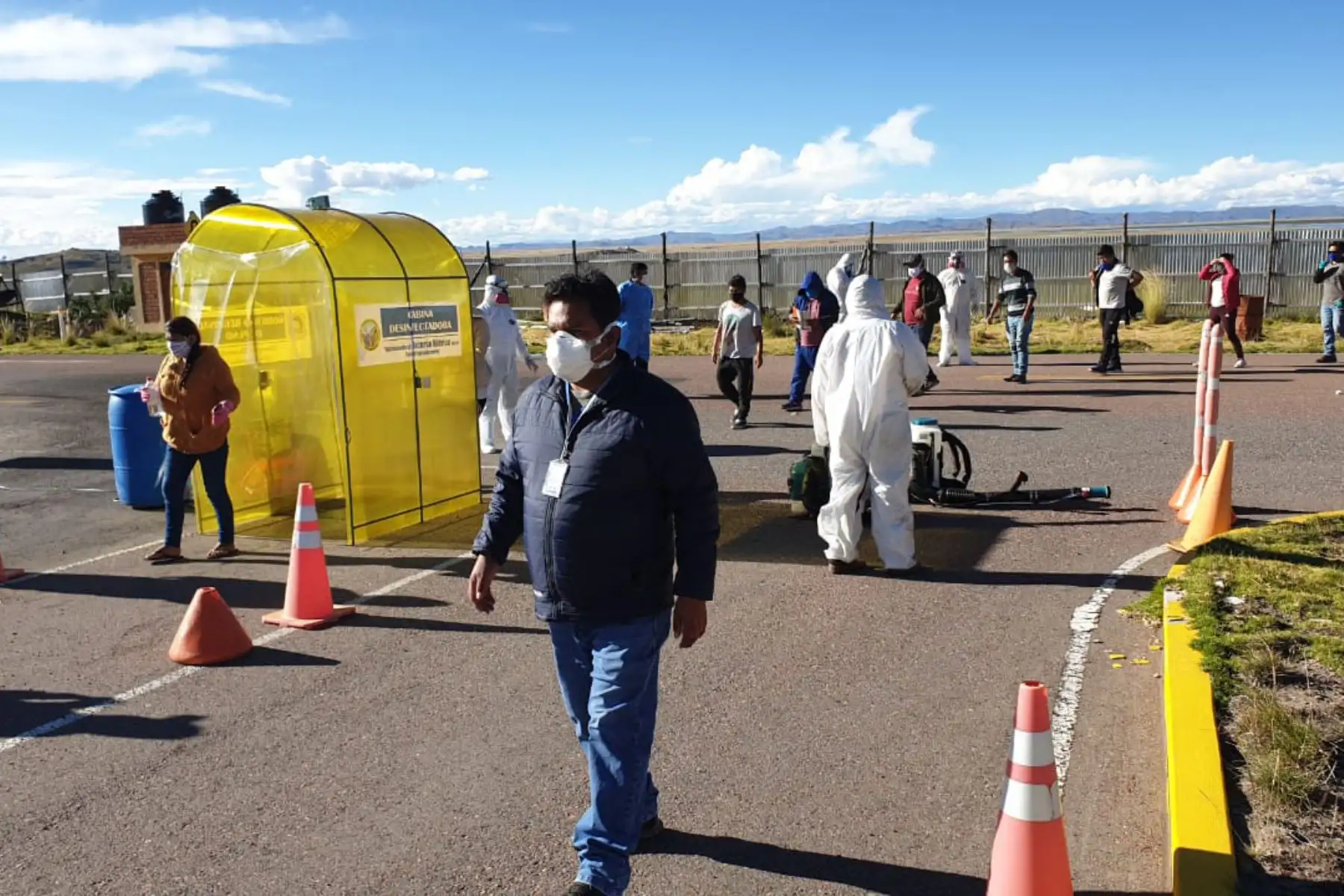 Alrededor de 244 connacionales llegaron a Puno desde Lima en el marco de los Traslados Humanitarios. Se realizaron acciones de control sanitario a pasajeros para luego realizar el aislamiento social obligatorio en lugares establecidos por el GORE.

Foto: INDECI