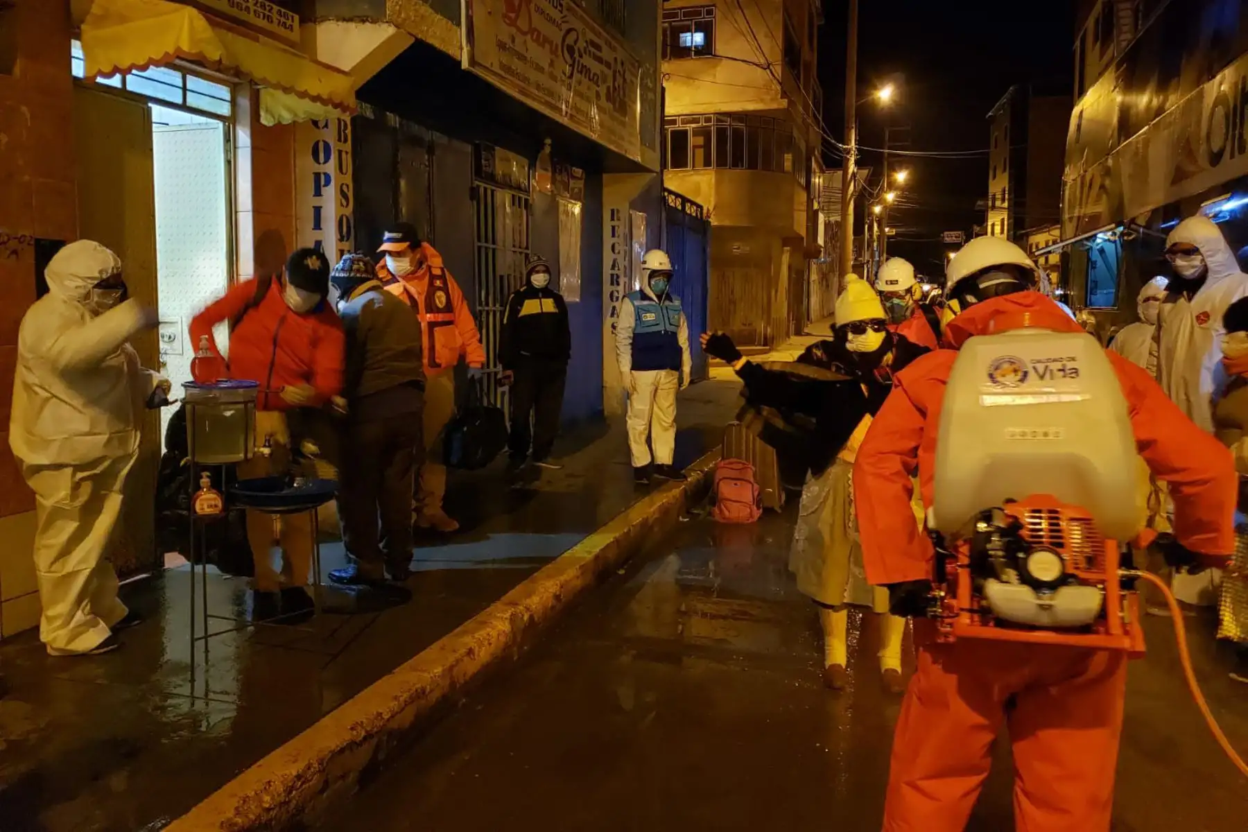 Esta madrugada alrededor de 54 connacionales arribaron a Pasco provenientes de Lima. Se realizaron los protocolos de seguridad y salud y se les trasladó a los lugares asignados por el GORE para cumplir con el aislamiento social obligatorio.

Foto: INDECI
