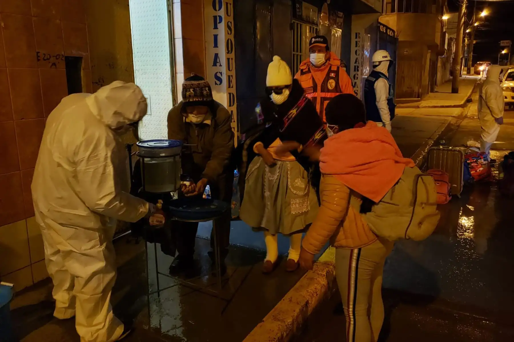 Esta madrugada alrededor de 54 connacionales arribaron a Pasco provenientes de Lima. Se realizaron los protocolos de seguridad y salud y se les trasladó a los lugares asignados por el GORE para cumplir con el aislamiento social obligatorio.

Foto: INDECI