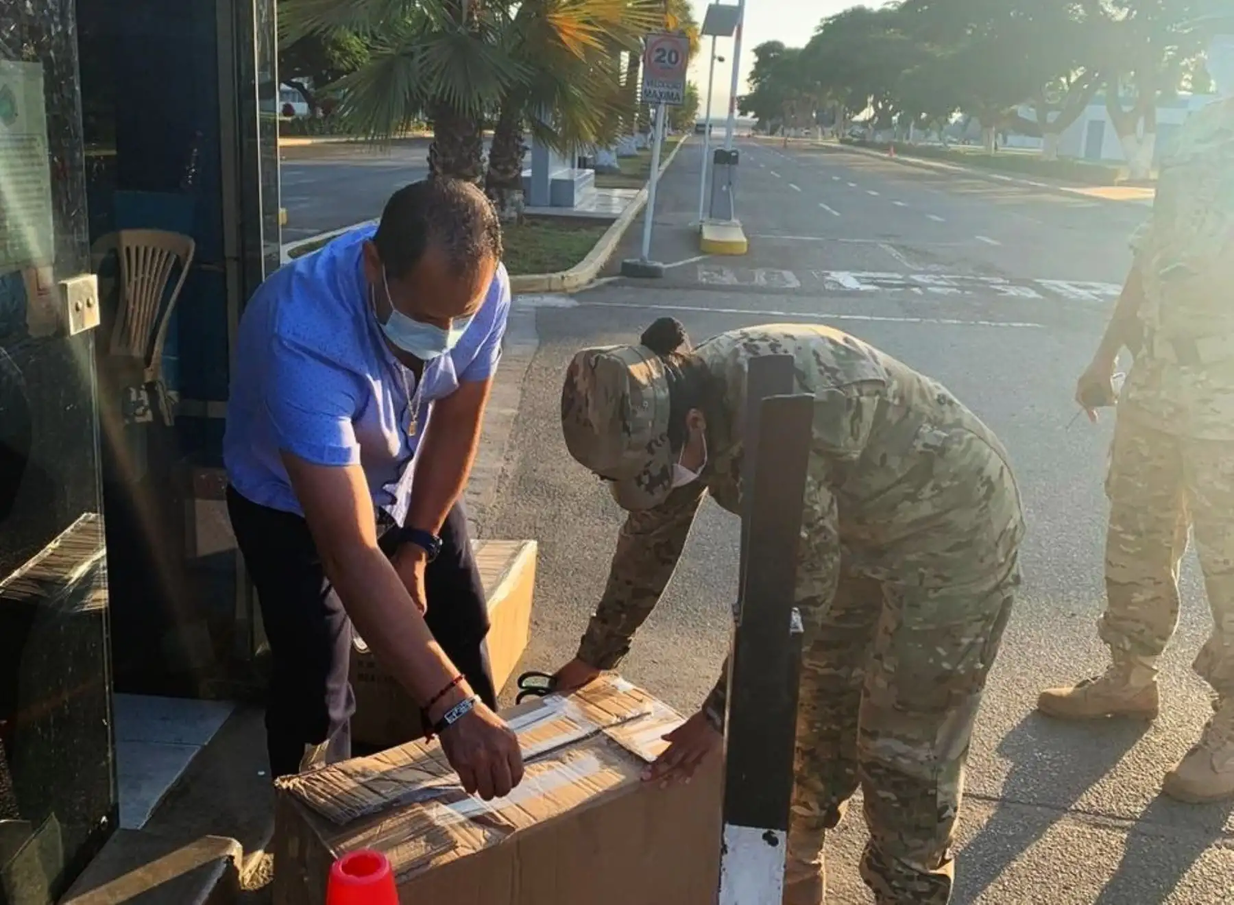 Entregan más de 5,000 mascarillas a policías y pobladores vulnerables de la región Amazonas.Foto:  ANDINA/Difusión