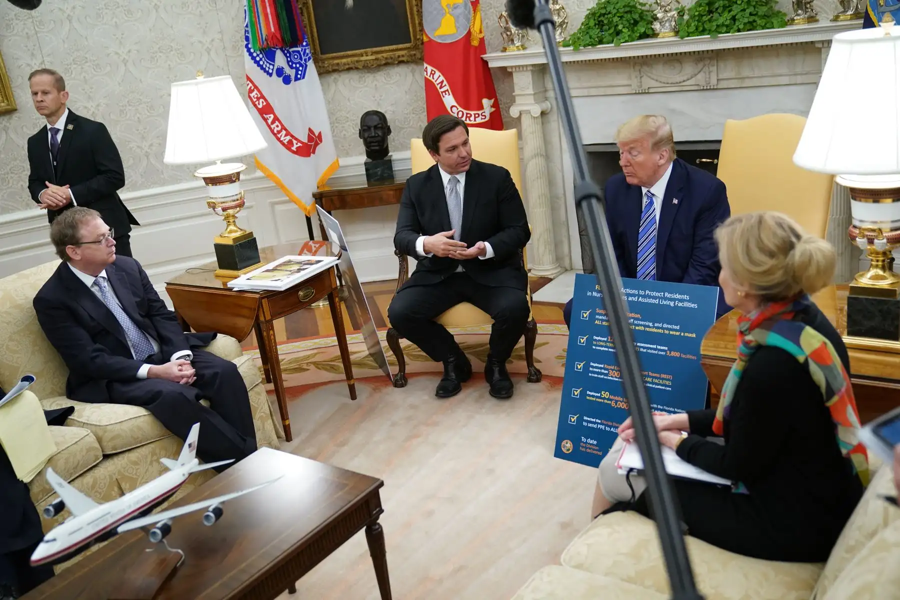 El presidente de los Estados Unidos, Donald Trump, se reúne con el gobernador de Florida en la Casa Blanca en Washington. Foto: AFP