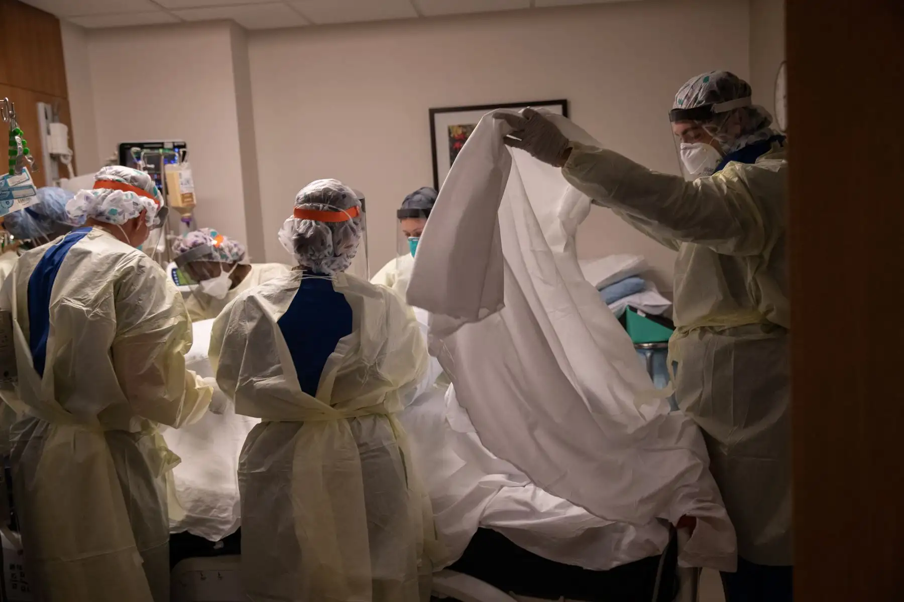 La covid-19 se contagia a través de gotitas respiratorias o el contacto directo, y el virus se ha detectado también en la saliva, la orina y la materia fecal. Foto: AFP