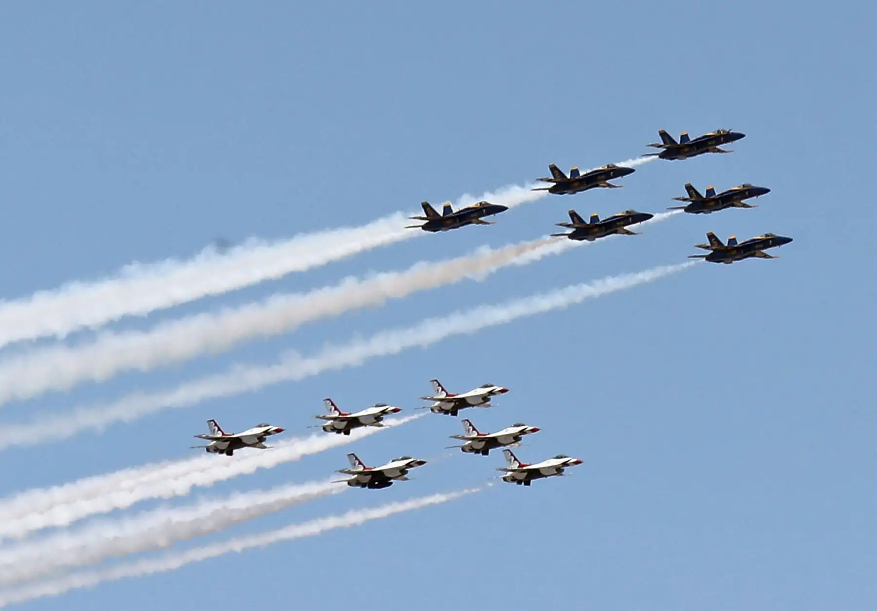 Los Navy Blue Angels de EE. UU. Y los Thunderbirds de la Fuerza Aérea de EE. UU. honran a los profesionales que batallan en primera línea de la pandemia de coronavirus al sobrevolar Manhattan el 28 de abril de 2020 en la ciudad de Nueva York. Foto: AFP