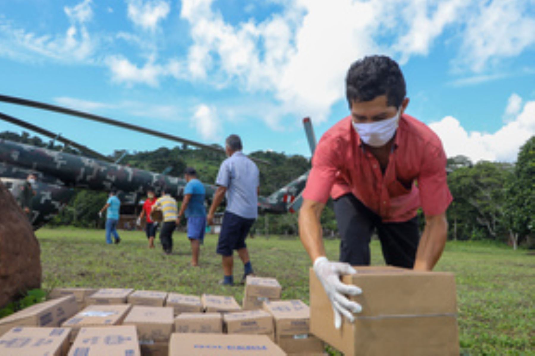 En un vuelo de la Marina de Guerra se llevaron mascarillas, guantes, lentes, mandilones, medicinas, entre otros, a la región Loreto. Foto:ANDINA/Produce