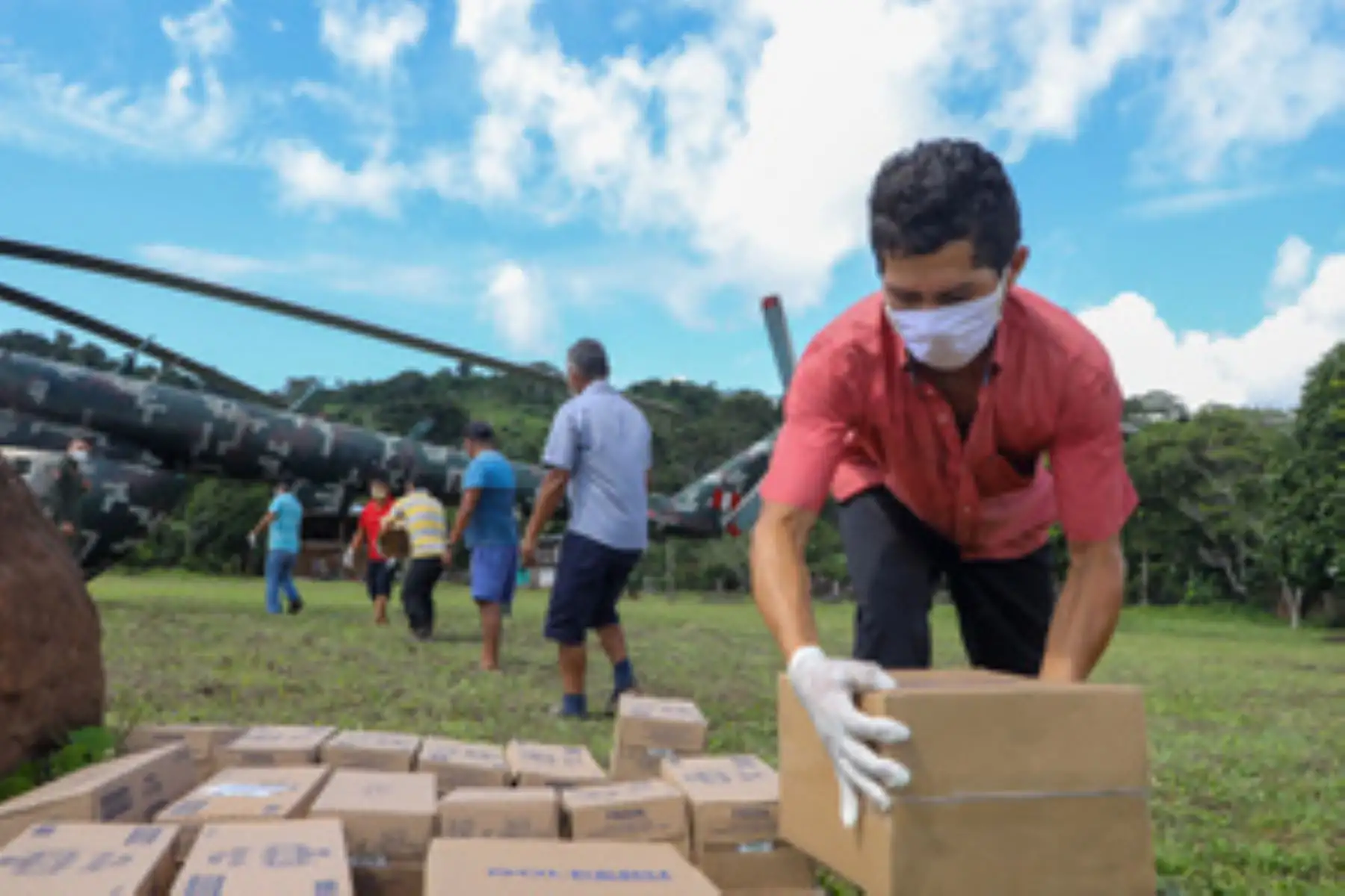 En un vuelo de la Marina de Guerra se llevaron mascarillas, guantes, lentes, mandilones, medicinas, entre otros, a la región Loreto. Foto:ANDINA/Produce