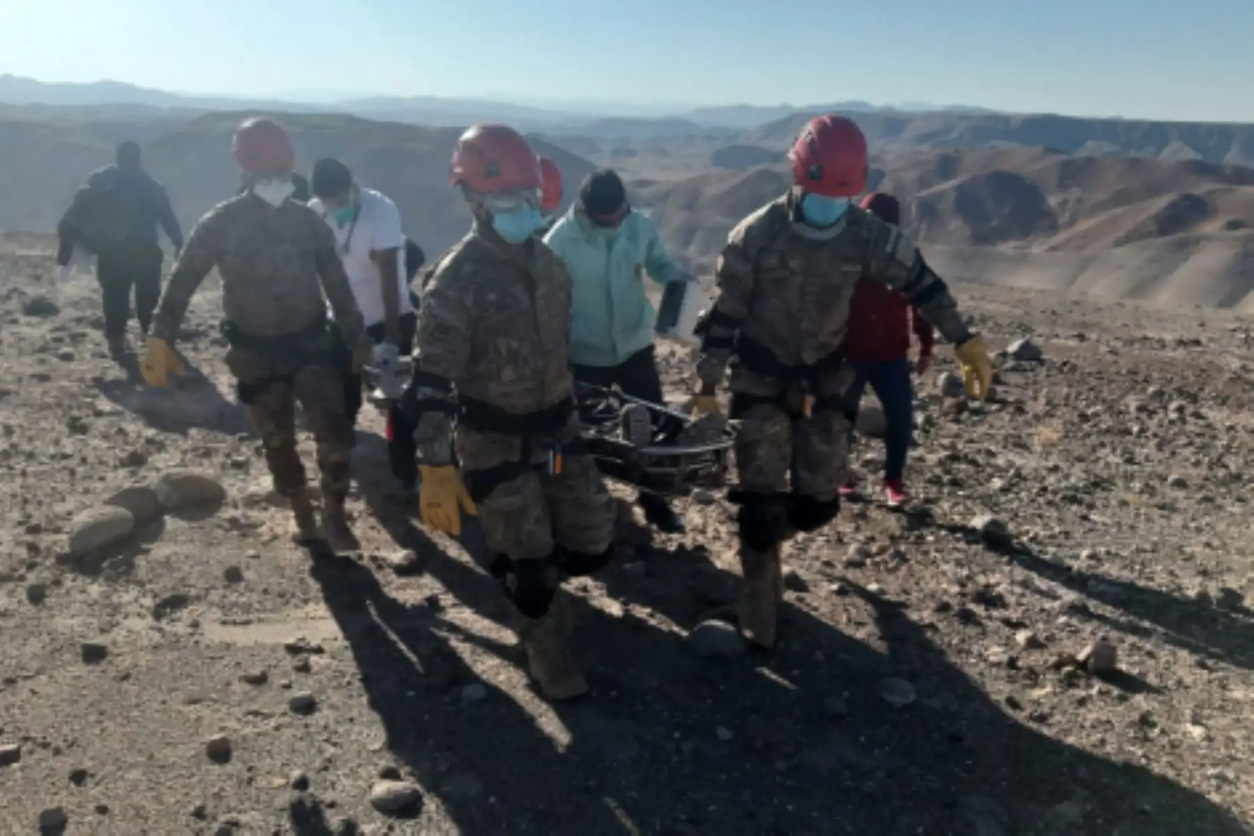 Personal del Ejército del Perú rescató con vida a un ciudadano extraviado en una zona inhóspita en Moquegua. Foto: ANDINA/difusión.