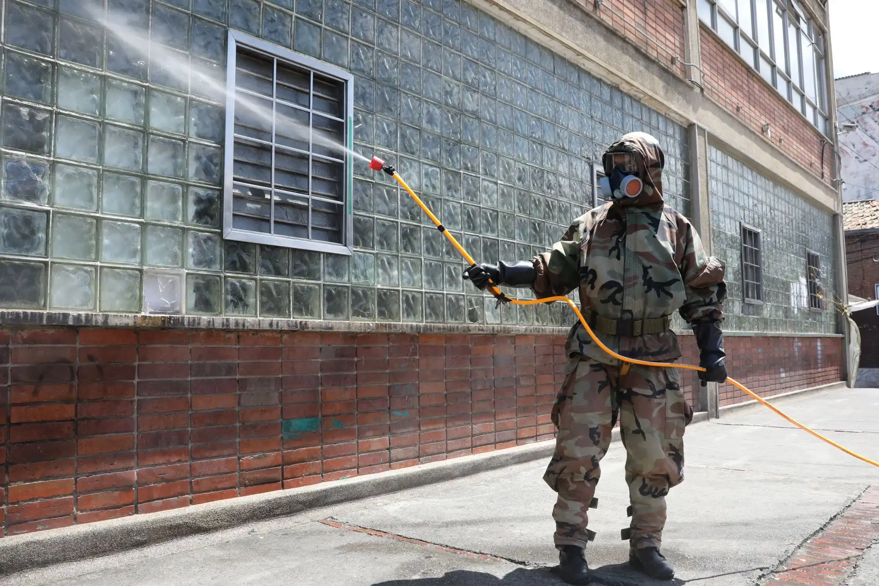 Un soldado participa en una jornada de desinfección para evitar la propagación del coronavirus en el parque del barrio 20 de julio en Bogotá (Colombia). Foto: EF