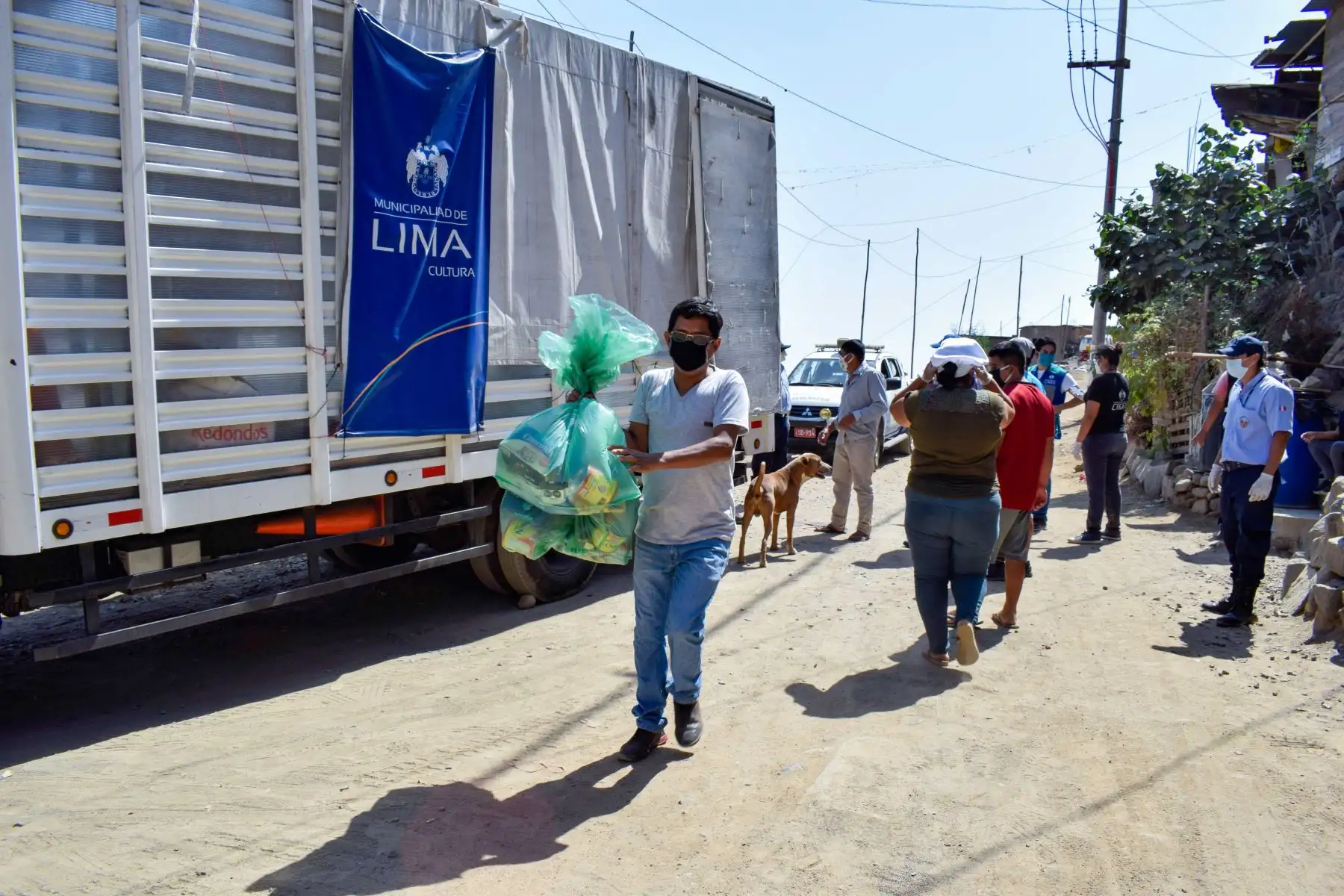 Municipalidad de Lima en coordinación con la Fundación Lima entregan canastas a familias vulnerables en Comas.
Foto: Municipalidad de Lima