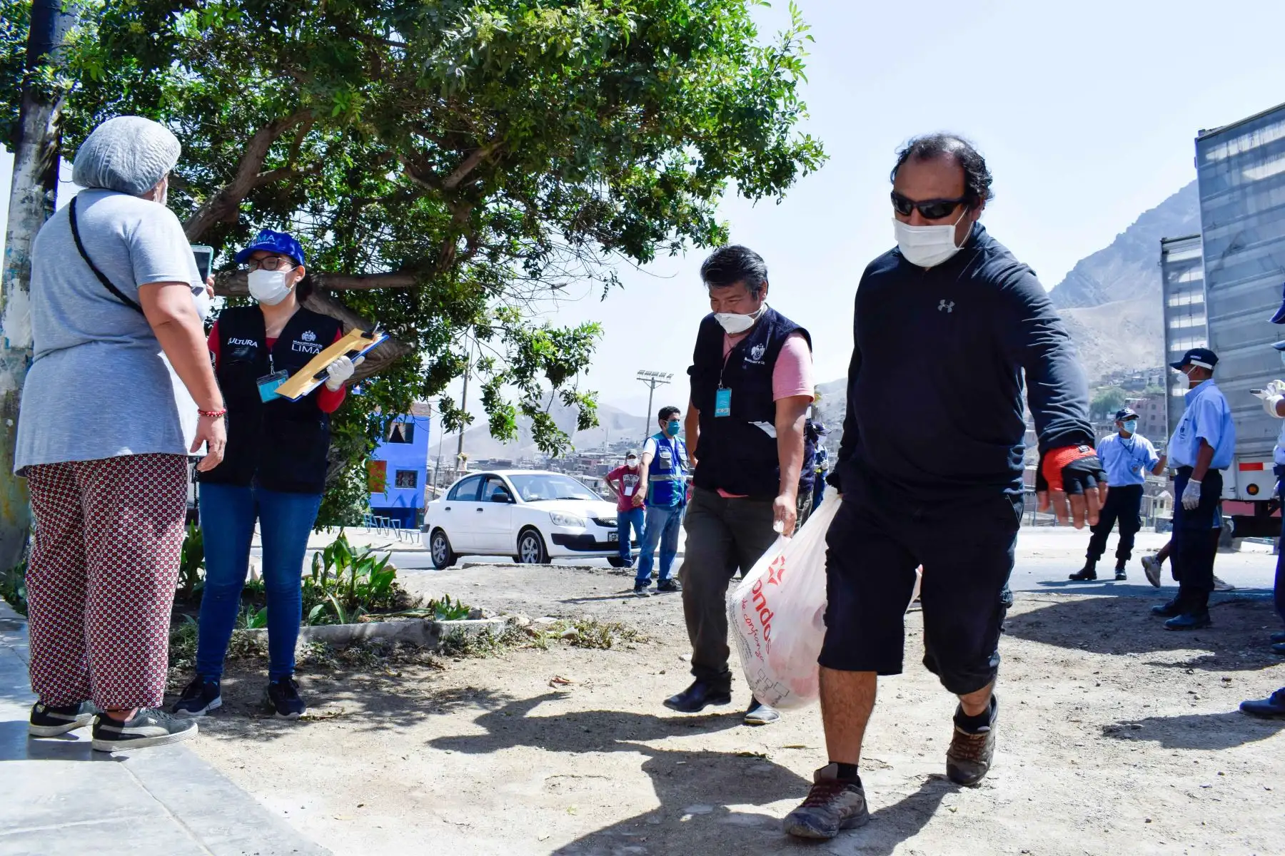 Municipalidad de Lima en coordinación con la Fundación Lima entregan canastas a familias vulnerables en Comas.
Foto: Municipalidad de Lima