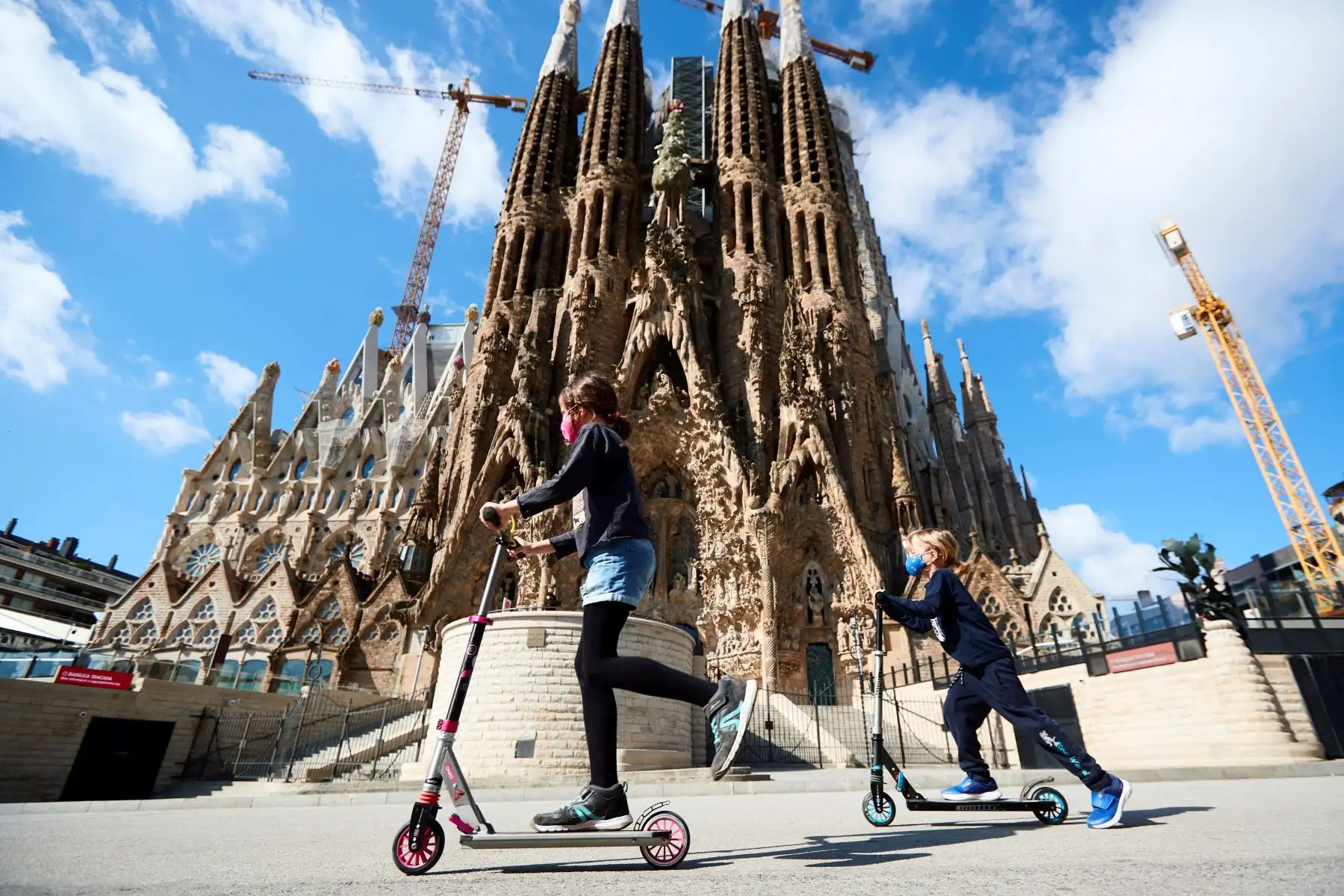 Dos niñas juegan ante la Sagrada Familia este miércoles, cuando se cumplen 46 días de confinamiento por el estado de alarma decretado por el Gobierno por la crisis del coronavirus. Foto: EFE
