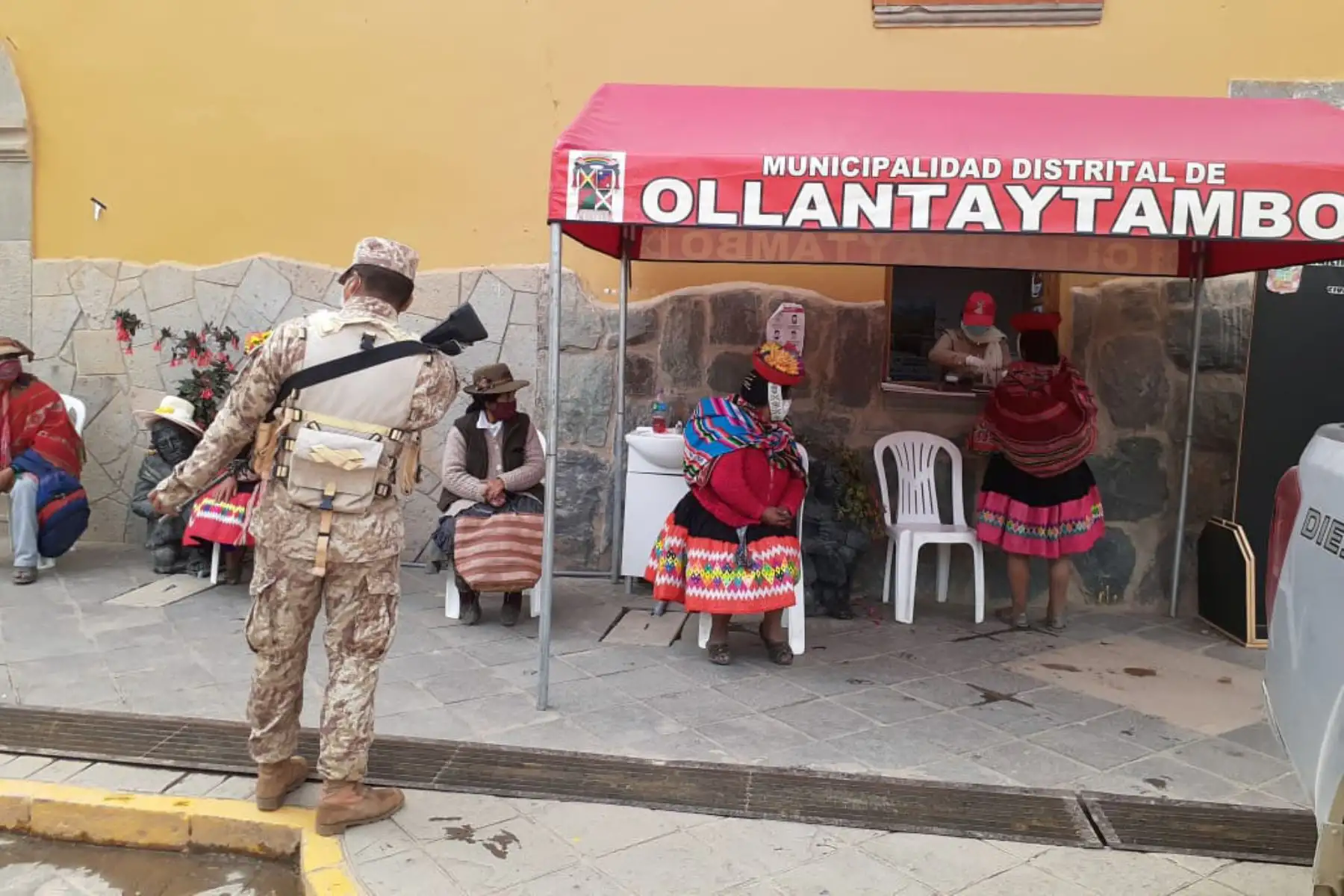 En el distrito de Ollantaytambo se colocaron sillas para que las usuarias recojan sus abonos con comodidad y respetando el distanciamiento; todo bajo la supervisión del gestor de Juntos, el apoyo de la Subprefectura y el Ejército del Perú
Foto: MIDIS
