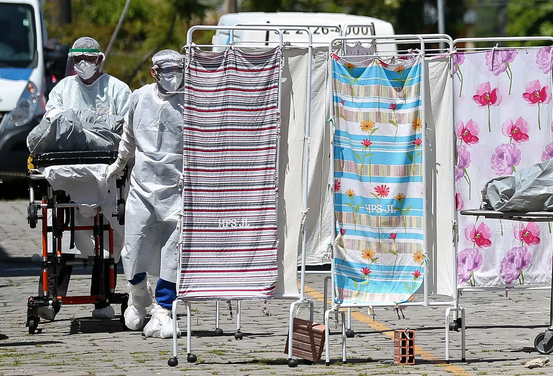 El cadáver de una víctima del coronavirus COVID-19 es trasladado por personal médico en trajes protectores a un área refrigerada del Hospital Joao Lucio en Manaus. Foto: AFP