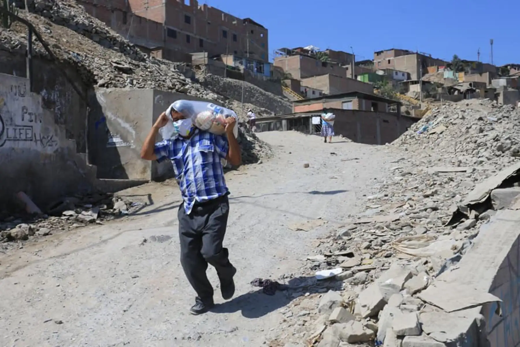 Personal de la Municipalidad de San Juan de Miraflores entregó alimentos de primera necesidad a más de 800 familias en situación de vulnerabilidad de las zonas de Pamplona Alta. Foto: ANDINA/Municipalidad de San Juan de Miraflores