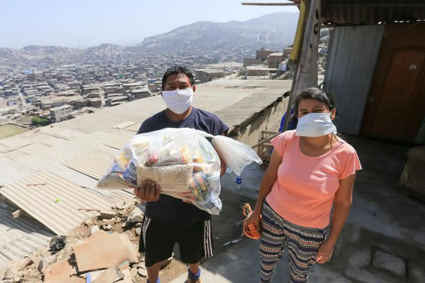 Personal de la Municipalidad de San Juan de Miraflores entregó alimentos de primera necesidad a más de 800 familias en situación de vulnerabilidad de las zonas de Pamplona Alta. Foto: ANDINA/Municipalidad de San Juan de Miraflores