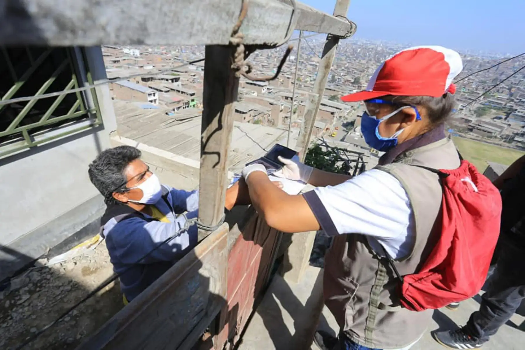 Personal de la Municipalidad de San Juan de Miraflores entregó alimentos de primera necesidad a más de 800 familias en situación de vulnerabilidad de las zonas de Pamplona Alta. Foto: ANDINA/Municipalidad de San Juan de Miraflores