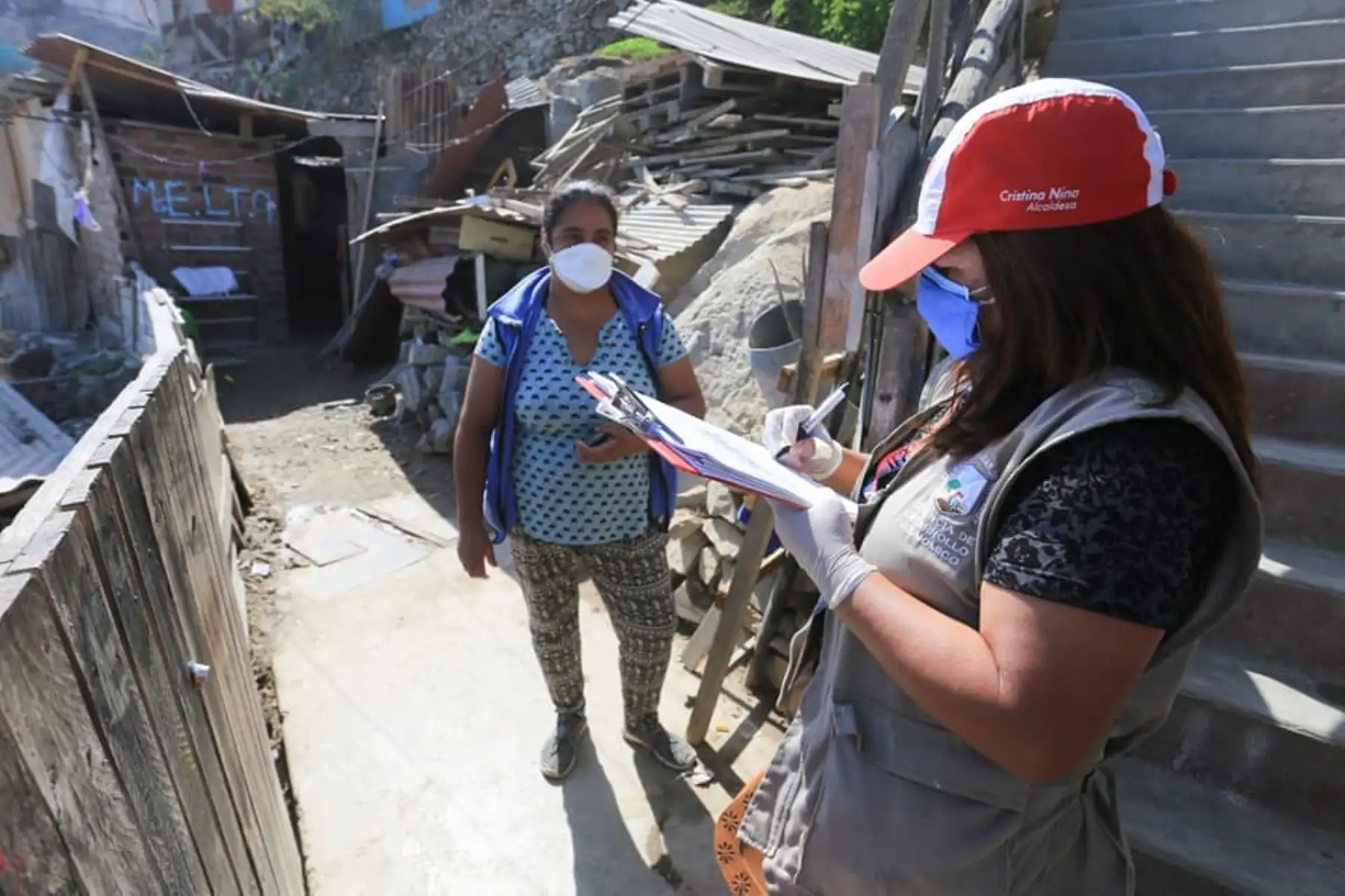 Personal de la Municipalidad de San Juan de Miraflores entregó alimentos de primera necesidad a más de 800 familias en situación de vulnerabilidad de las zonas de Pamplona Alta. Foto: ANDINA/Municipalidad de San Juan de Miraflores
