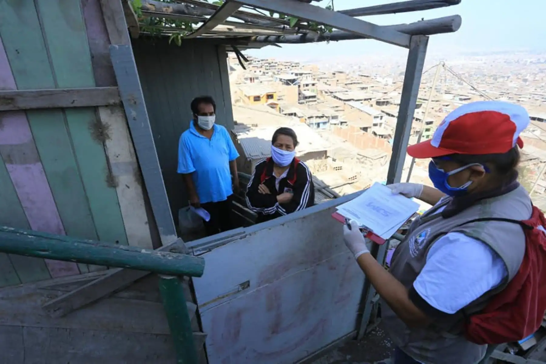 Personal de la Municipalidad de San Juan de Miraflores entregó alimentos de primera necesidad a más de 800 familias en situación de vulnerabilidad de las zonas de Pamplona Alta. Foto: ANDINA/Municipalidad de San Juan de Miraflores