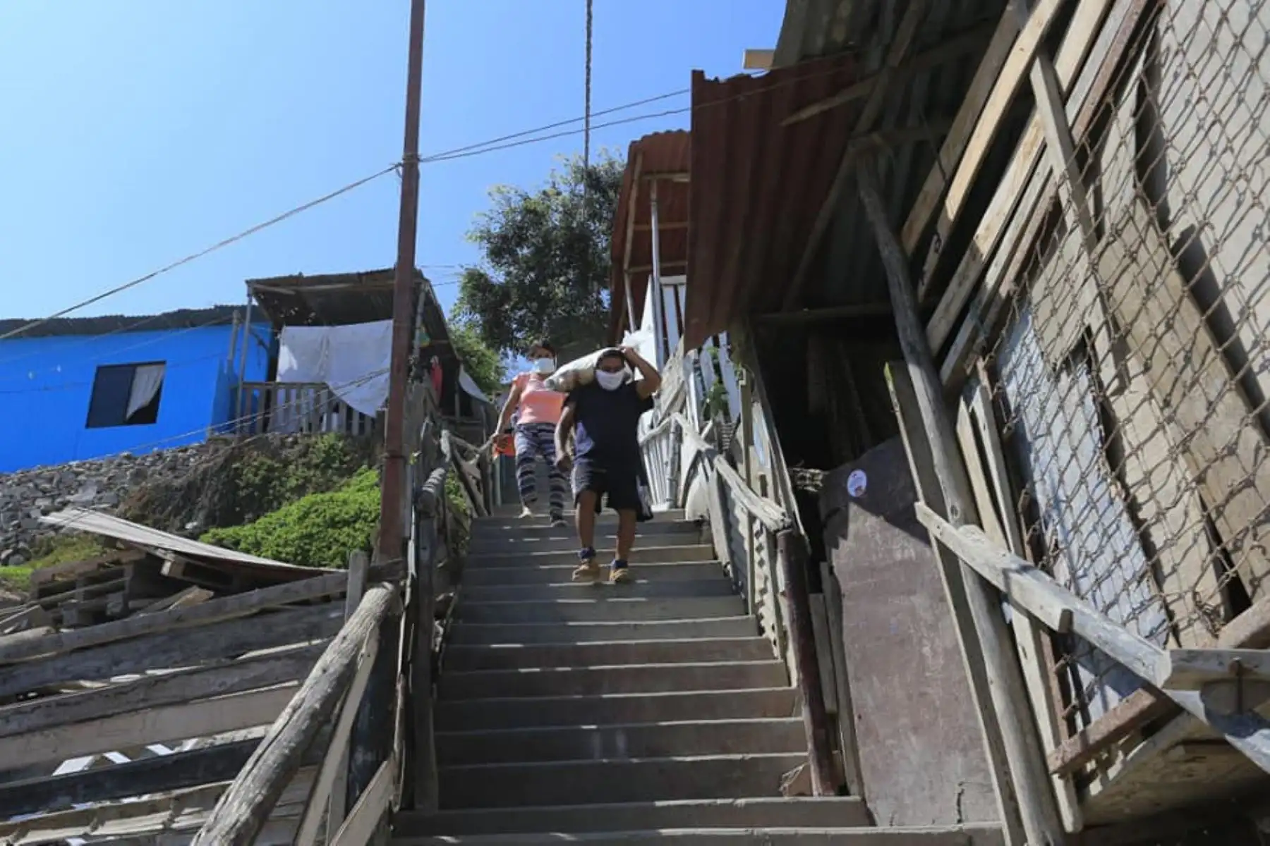 Personal de la Municipalidad de San Juan de Miraflores entregó alimentos de primera necesidad a más de 800 familias en situación de vulnerabilidad de las zonas de Pamplona Alta. Foto: ANDINA/Municipalidad de San Juan de Miraflores