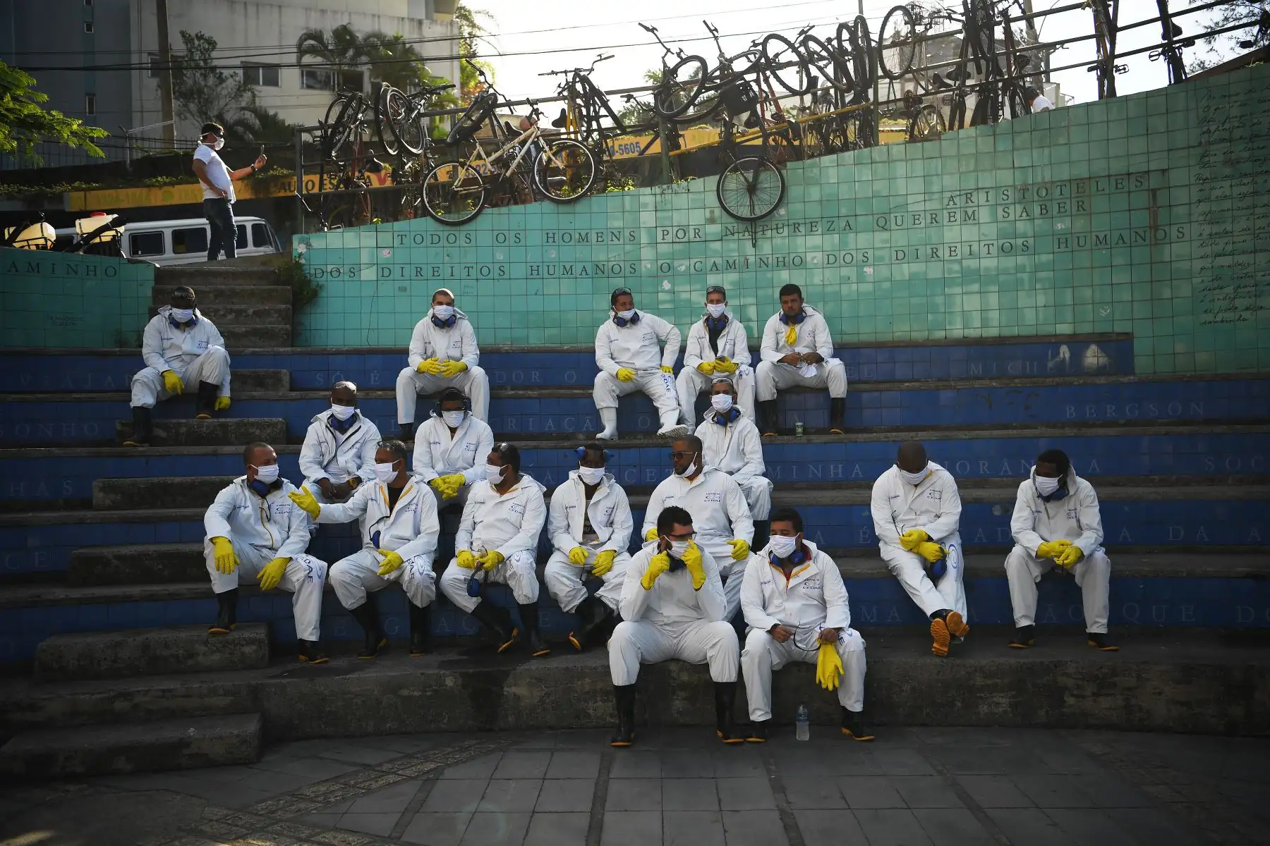 Los trabajadores esperan para desinfectar la favela Vidigal en Río de Janeiro el 24 de abril de 2020. Foto: AFP