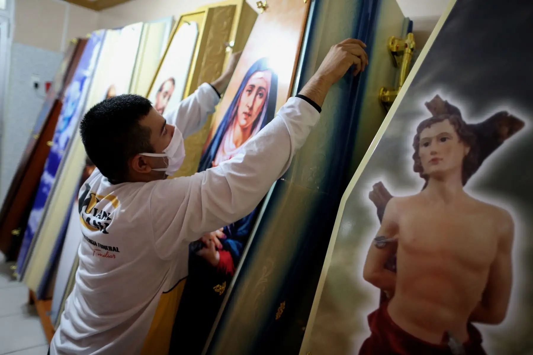 Un empleado de los servicios de Viana Funeral organiza los ataúdes, durante la pandemia de coronavirus COVID-19 en Manaus. Foto: AFP