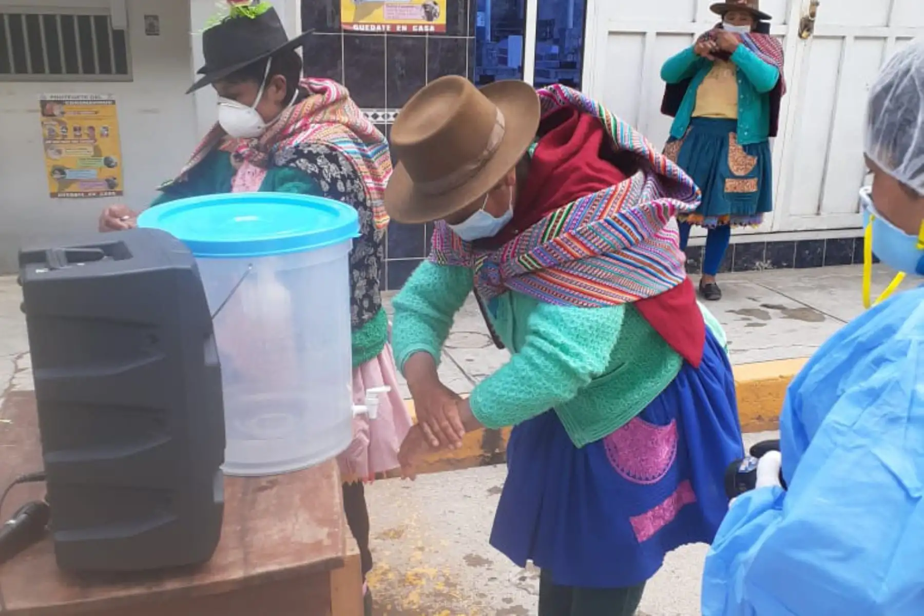 En los distritos de Pampas y Acoria, gracias a la coordinación de los gestores de Juntos, el personal de salud estuvo en los puntos de pago para sensibilizar a nuestras usuarias y usuarios sobre la forma correcta de lavarse la manos.

Foto: MIDIS