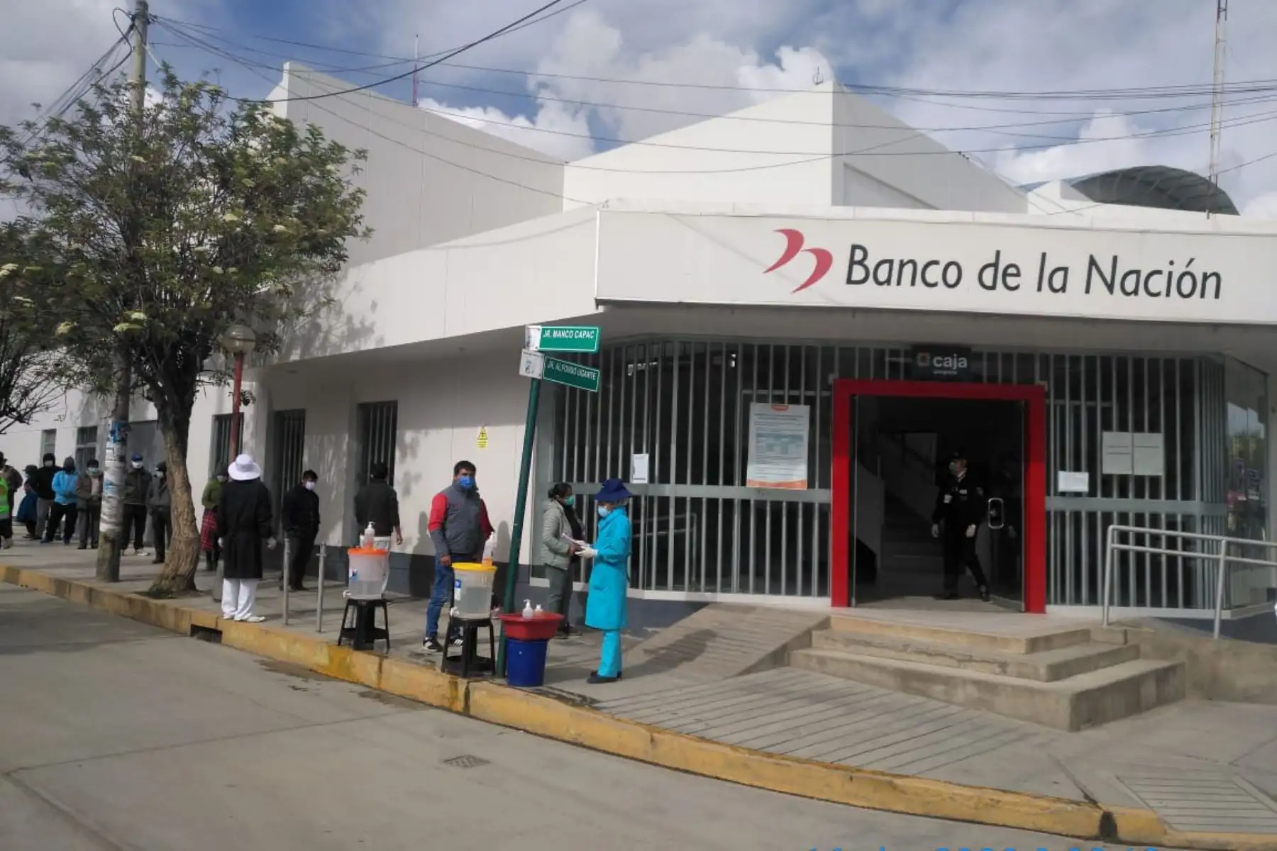 En los distritos de Pampas y Acoria, gracias a la coordinación de los gestores de Juntos, el personal de salud estuvo en los puntos de pago para sensibilizar a nuestras usuarias y usuarios sobre la forma correcta de lavarse la manos.

Foto: MIDIS
