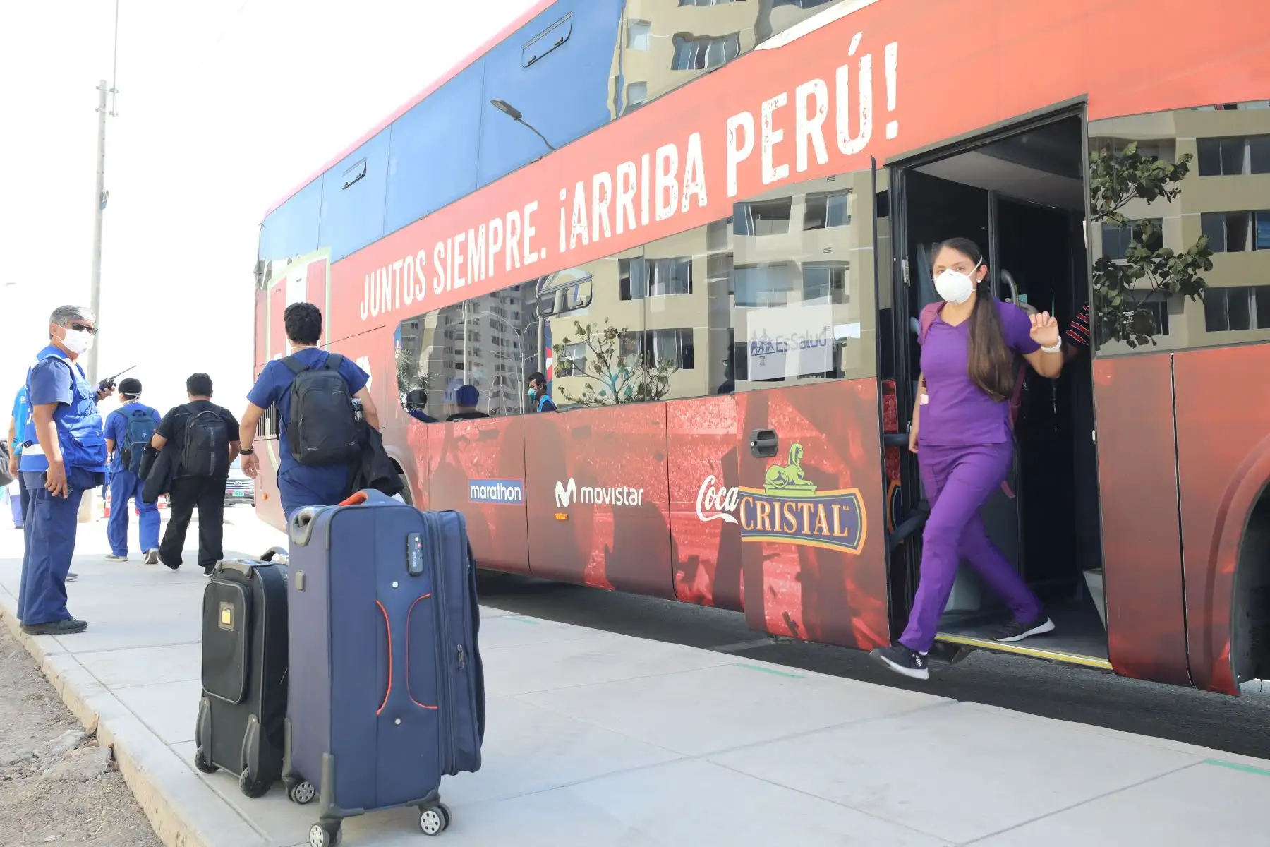 Equipo de médicos y personal asistencial de EsSalud se separa de sus familias y parte al Centro de Atención y Aislamiento Villa Panamericana con la finalidad de atender pacientes COVID19 por un periodo de 1 mes. 
Foto: EsSalud