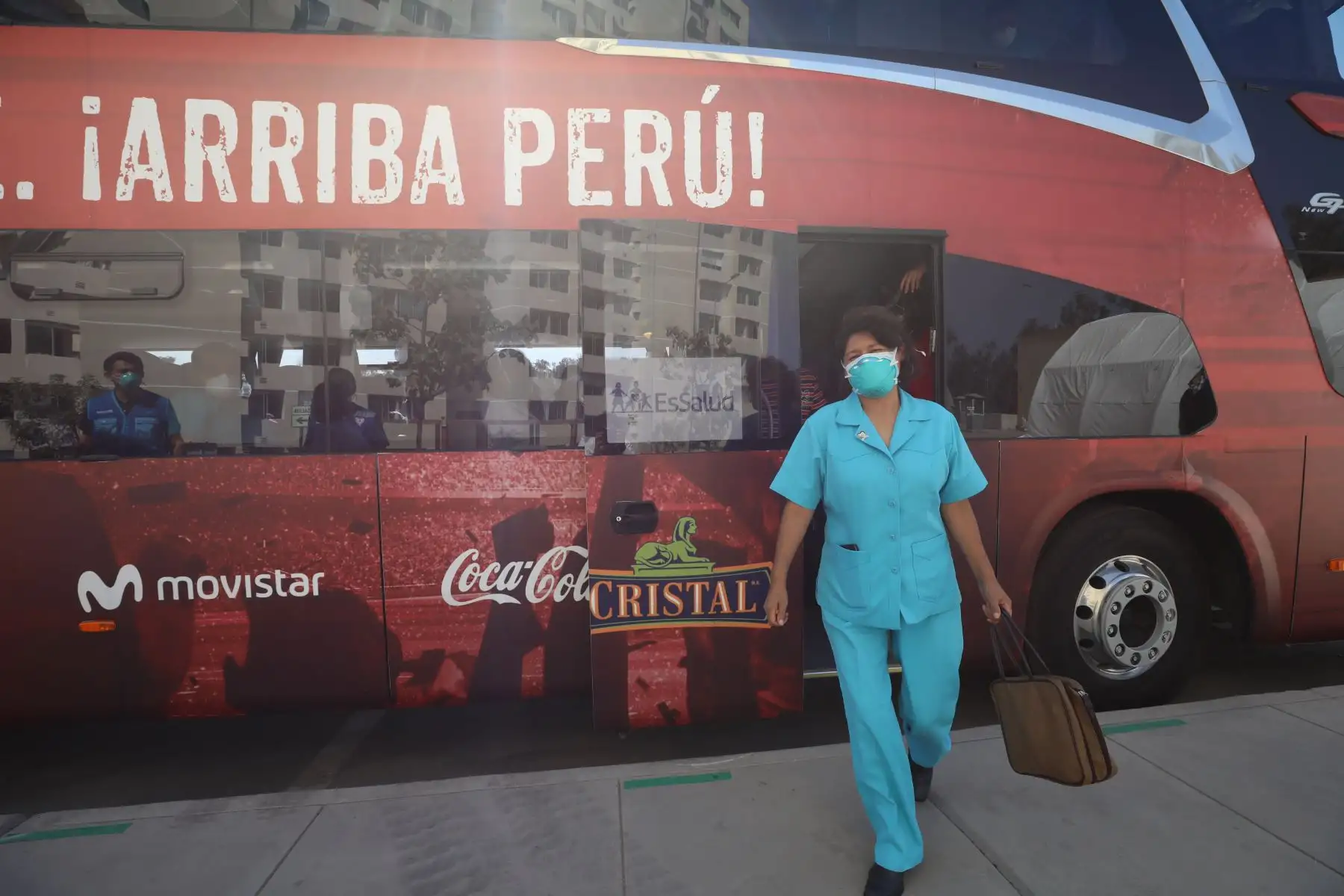 Equipo de médicos y personal asistencial de EsSalud se separa de sus familias y parte al Centro de Atención y Aislamiento Villa Panamericana con la finalidad de atender pacientes COVID19 por un periodo de 1 mes. 
Foto: EsSalud