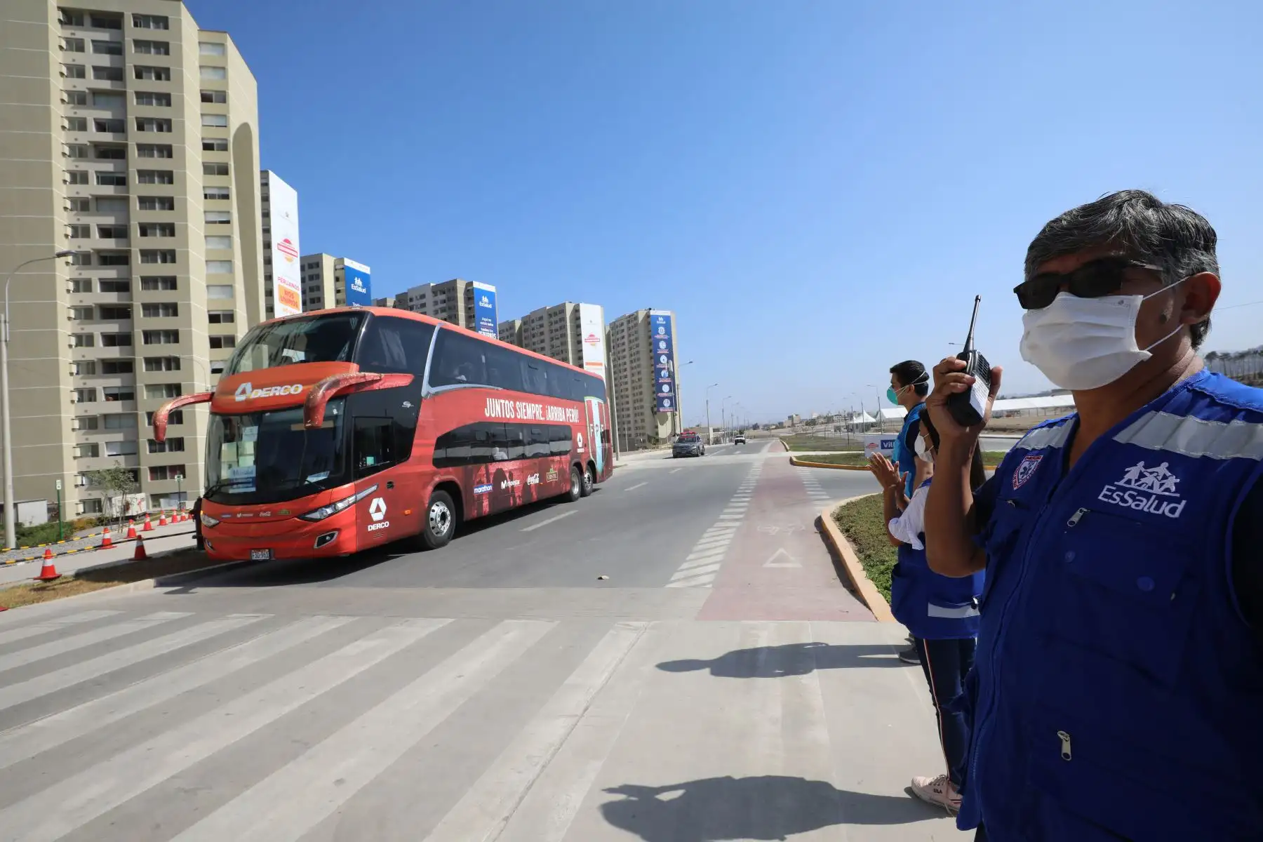 Equipo de médicos y personal asistencial de EsSalud se separa de sus familias y parte al Centro de Atención y Aislamiento Villa Panamericana con la finalidad de atender pacientes COVID19 por un periodo de 1 mes. 
Foto: EsSalud