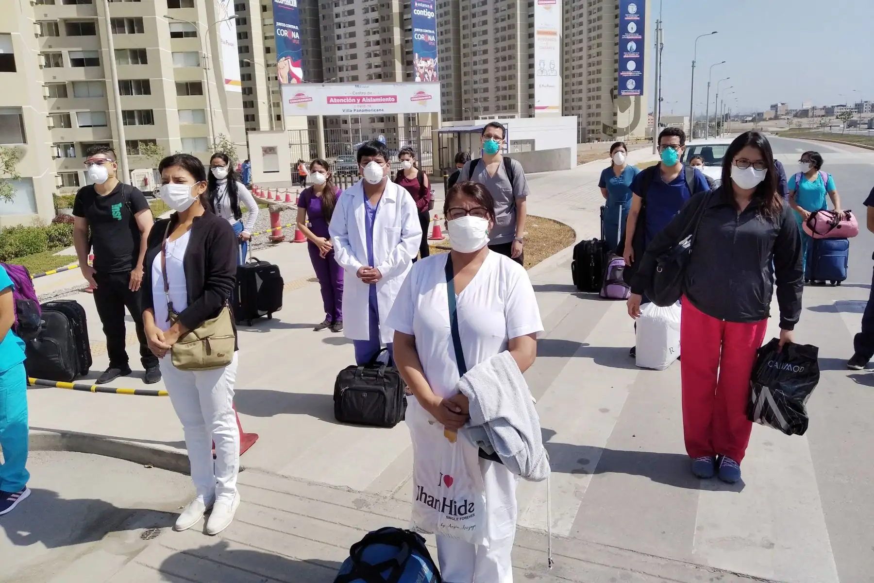 Equipo de médicos y personal asistencial de EsSalud se separa de sus familias y parte al Centro de Atención y Aislamiento Villa Panamericana con la finalidad de atender pacientes COVID19 por un periodo de 1 mes. 
Foto: EsSalud