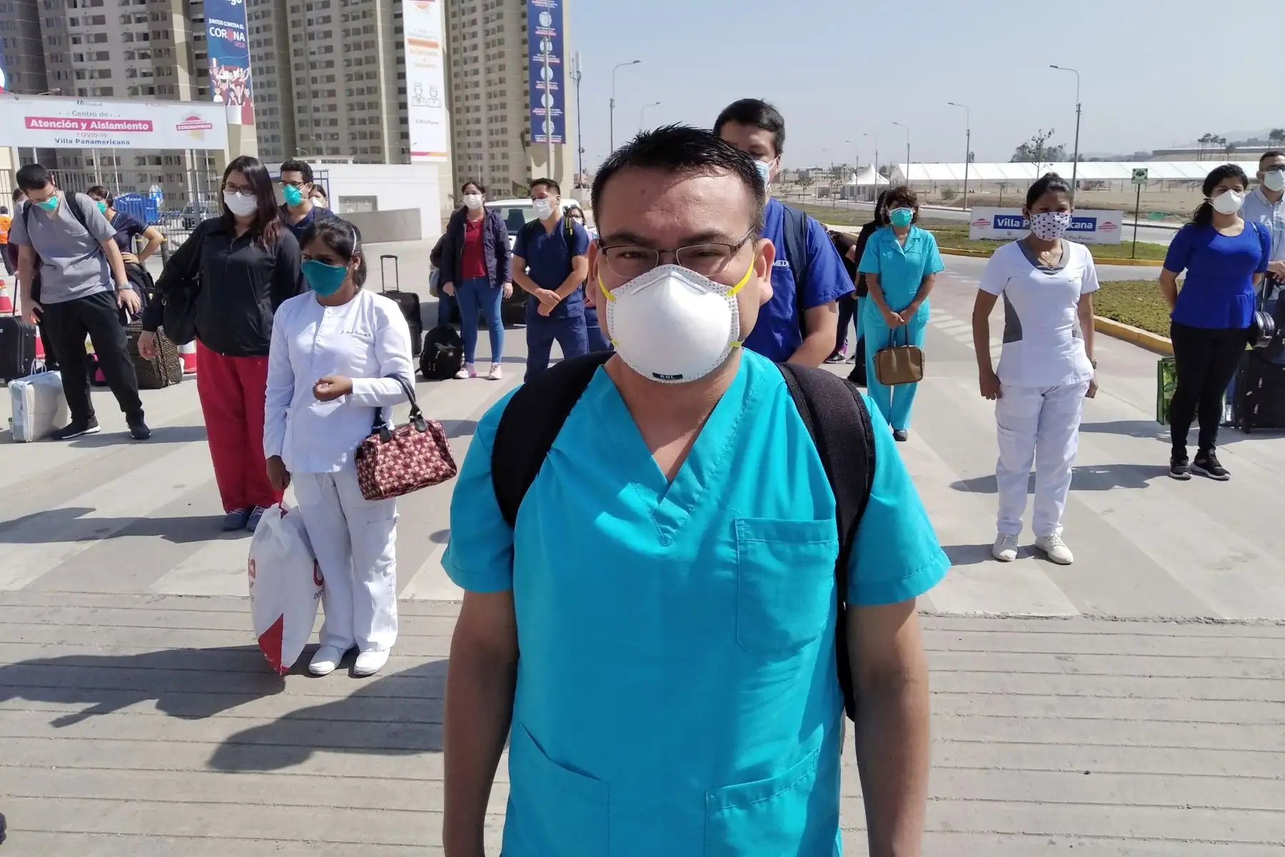 Equipo de médicos y personal asistencial de EsSalud se separa de sus familias y parte al Centro de Atención y Aislamiento Villa Panamericana con la finalidad de atender pacientes COVID19 por un periodo de 1 mes. 
Foto: EsSalud