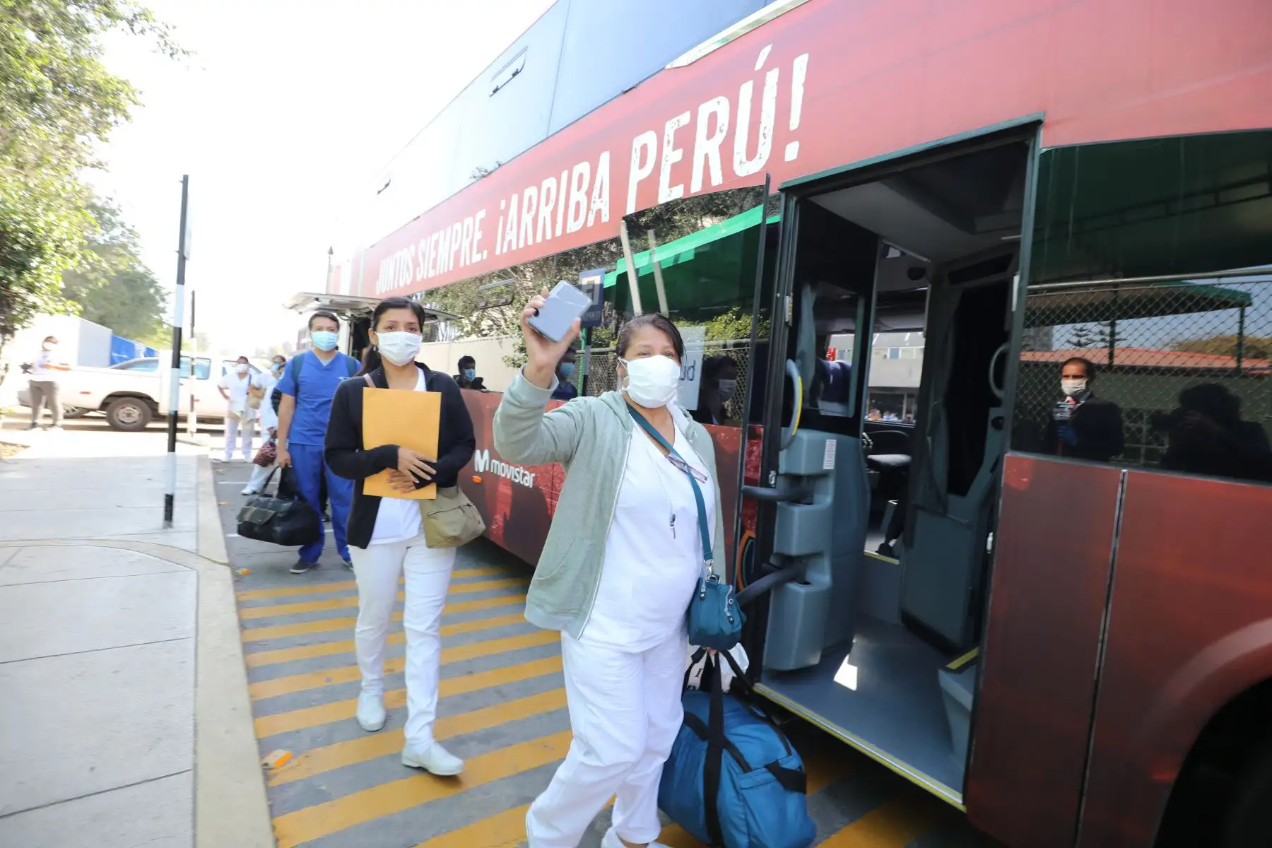 Equipo de médicos y personal asistencial de EsSalud se separa de sus familias y parte al Centro de Atención y Aislamiento Villa Panamericana con la finalidad de atender pacientes COVID19 por un periodo de 1 mes. 
Foto: EsSalud