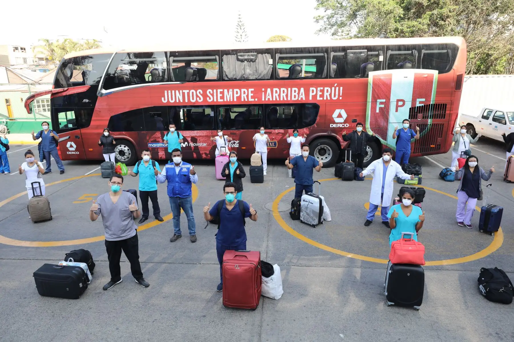 Equipo de médicos y personal asistencial de EsSalud se separa de sus familias y parte al Centro de Atención y Aislamiento Villa Panamericana con la finalidad de atender pacientes COVID19 por un periodo de 1 mes. 
Foto: EsSalud