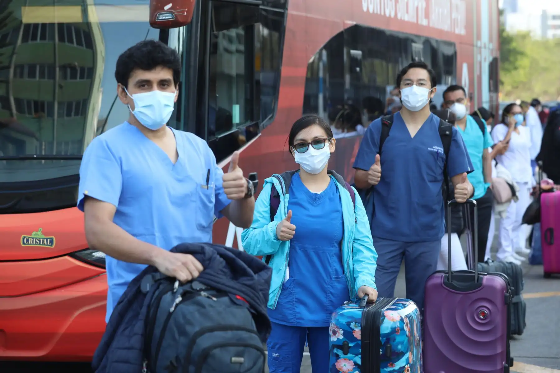 Equipo de médicos y personal asistencial de EsSalud se separa de sus familias y parte al Centro de Atención y Aislamiento Villa Panamericana con la finalidad de atender pacientes COVID19 por un periodo de 1 mes. 
Foto: EsSalud